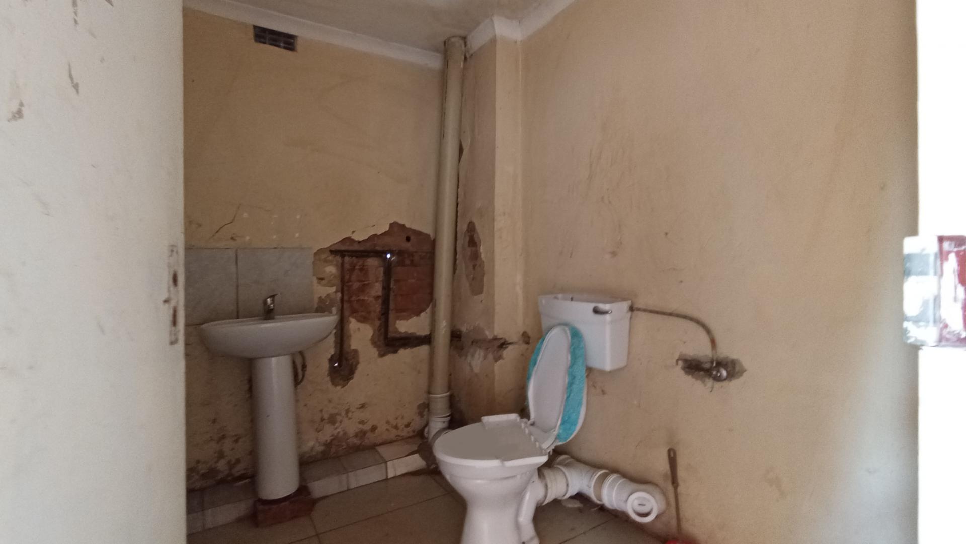 Bathroom 1 of property in Cyrildene