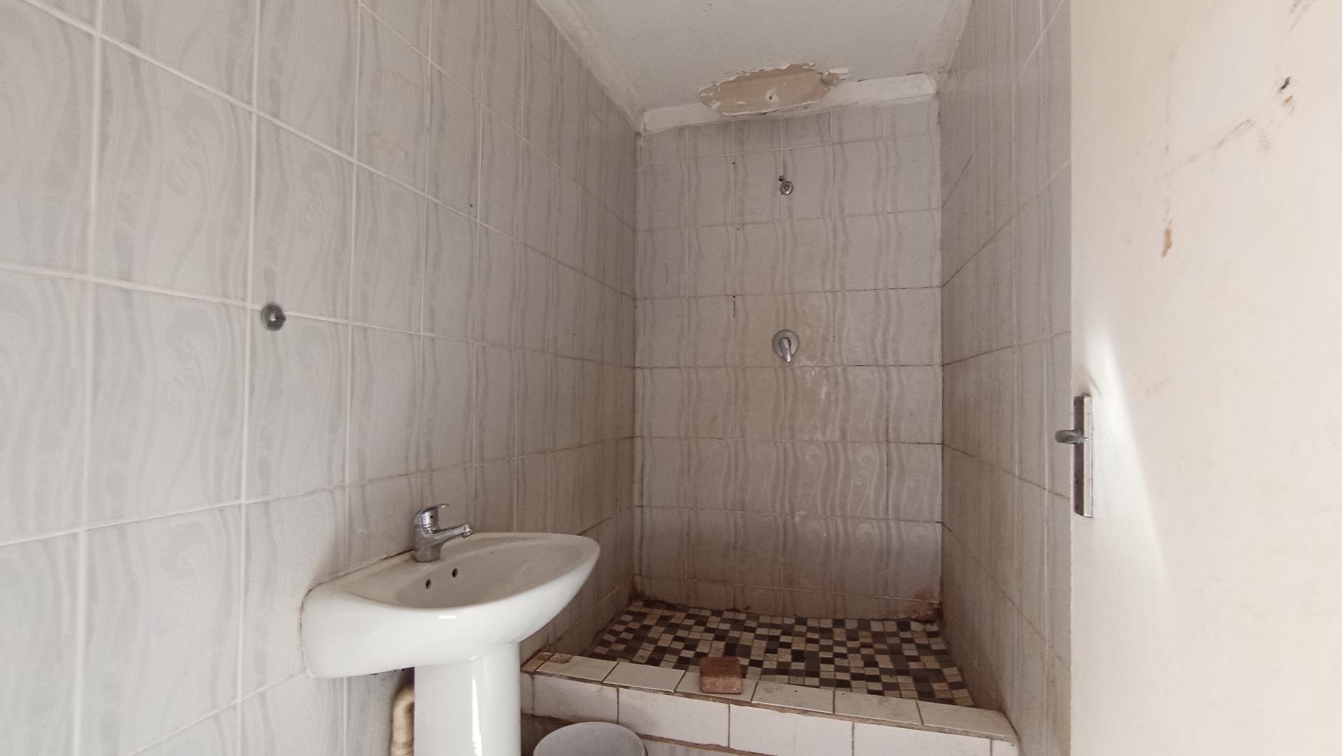 Bathroom 2 of property in Cyrildene