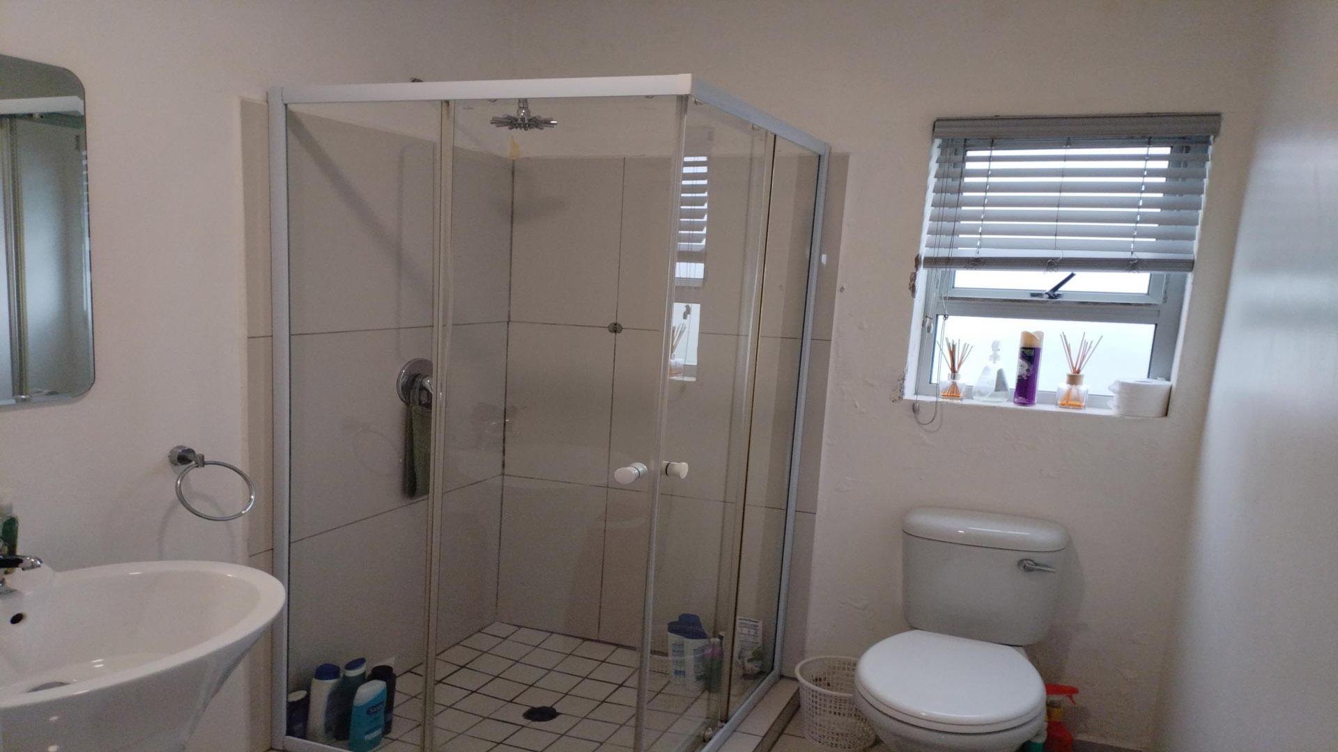 Bathroom 1 of property in Athlone Park