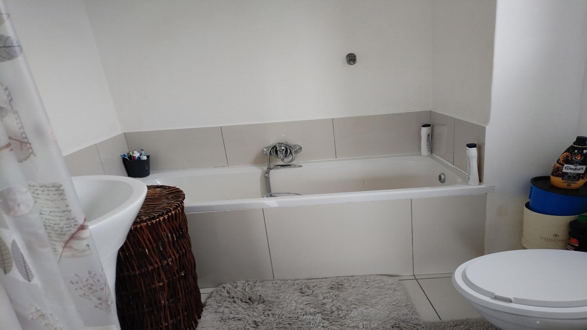 Bathroom 2 of property in Athlone Park