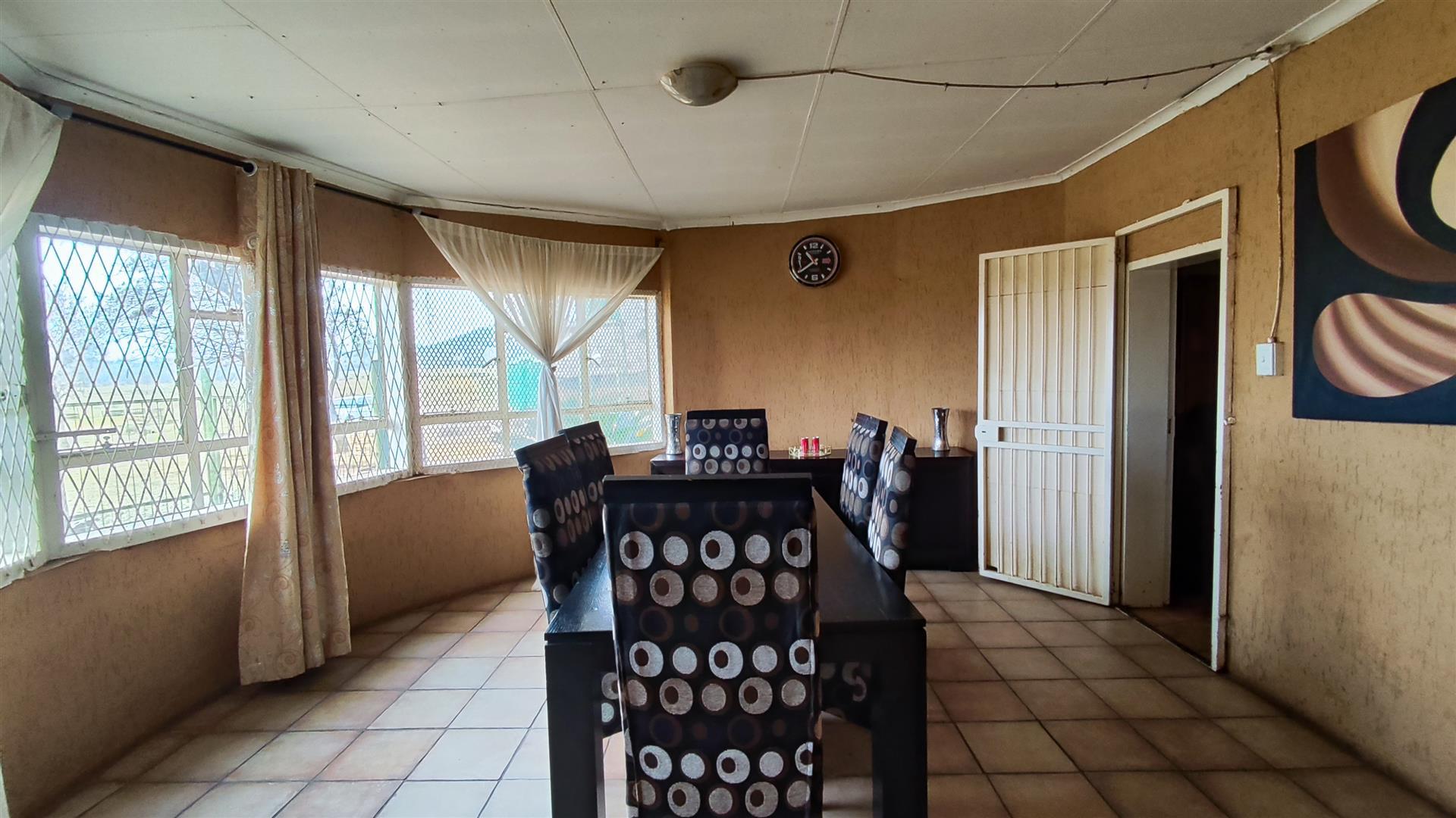 Dining Room - 18 square meters of property in Vereeniging