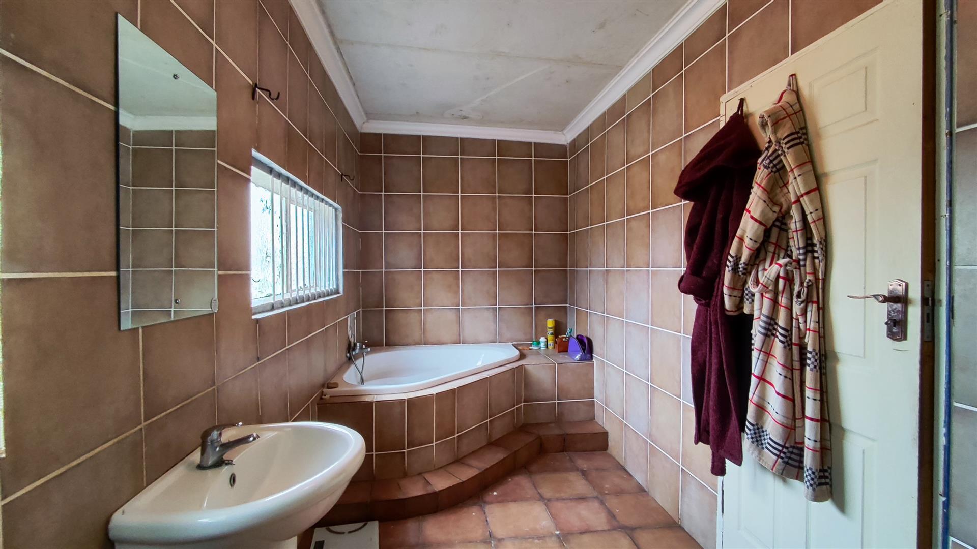 Main Bathroom - 11 square meters of property in Vereeniging