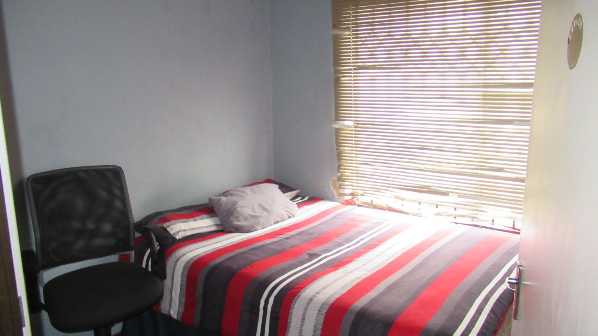 Bed Room 2 - 10 square meters of property in Hlanganani Village