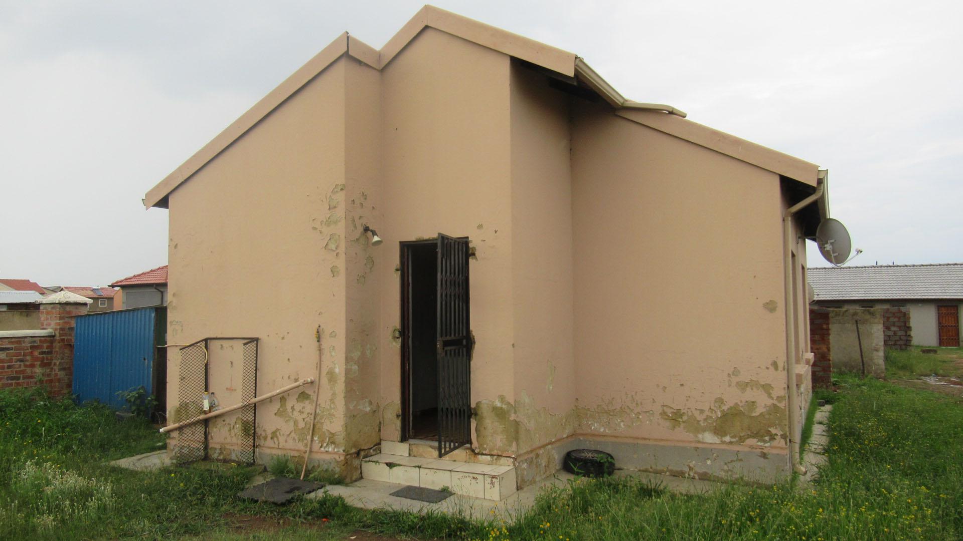 Front View of property in Hlanganani Village