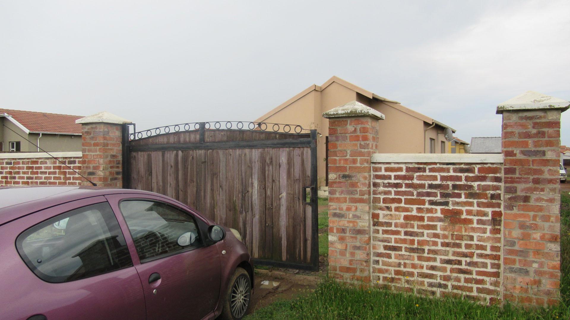 Front View of property in Hlanganani Village