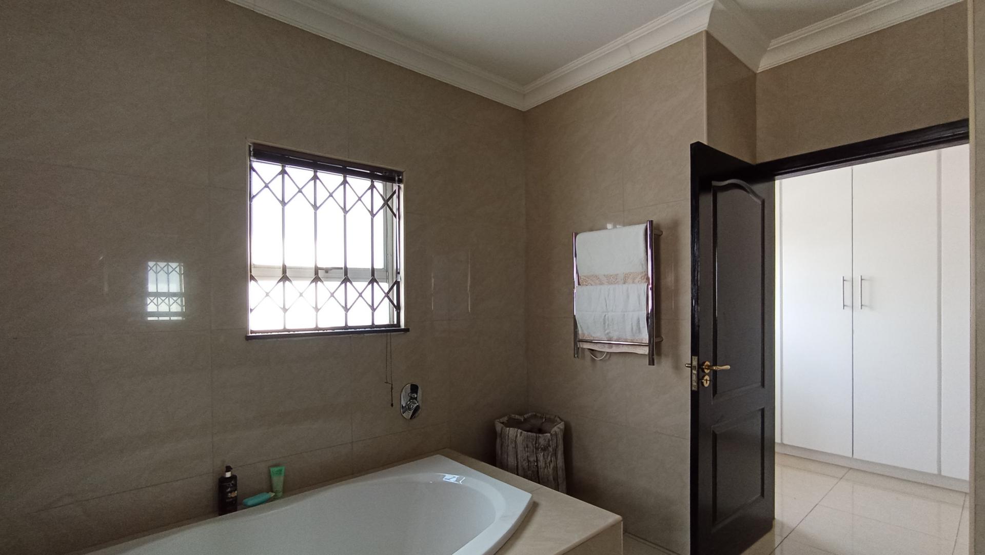 Main Bathroom - 14 square meters of property in Witkoppen