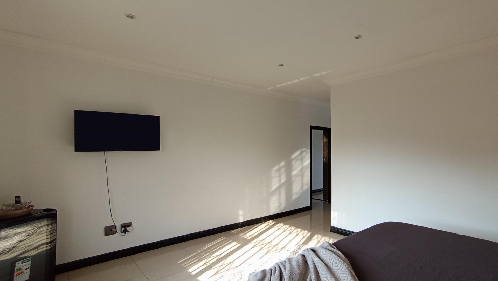 Main Bedroom - 31 square meters of property in Witkoppen