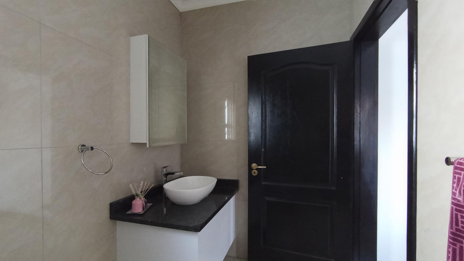 Bathroom 2 - 6 square meters of property in Witkoppen