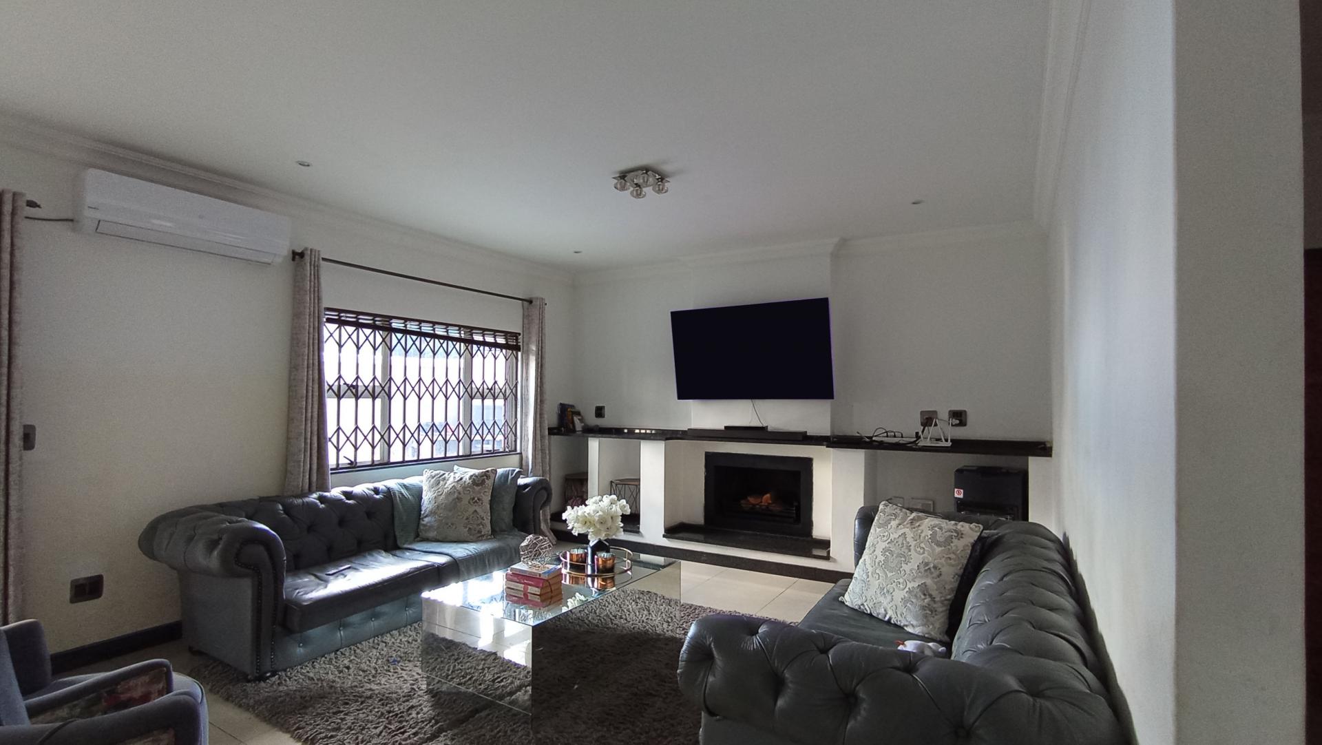 Lounges - 28 square meters of property in Witkoppen