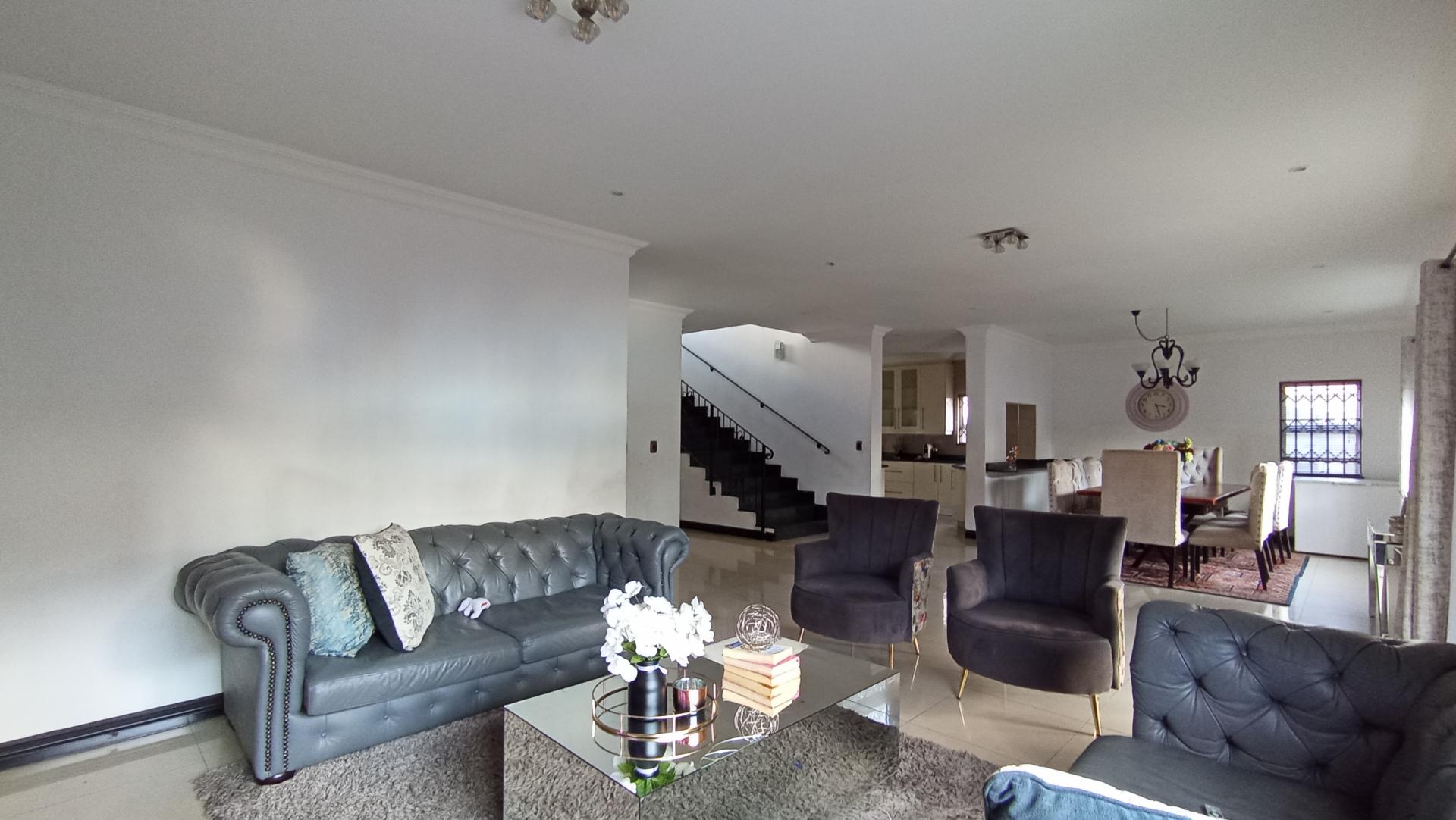 Lounges - 28 square meters of property in Witkoppen