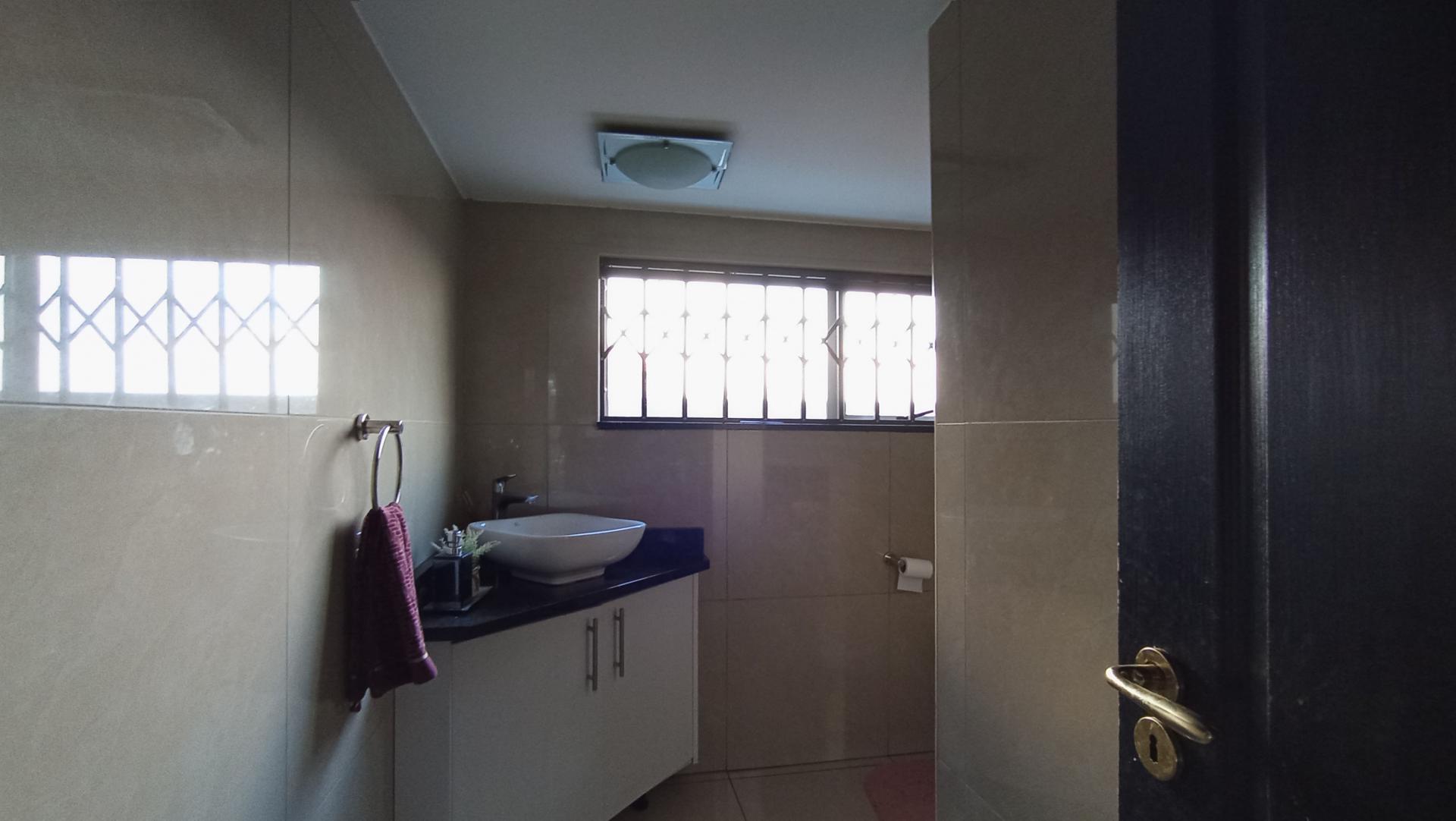 Guest Toilet - 7 square meters of property in Witkoppen