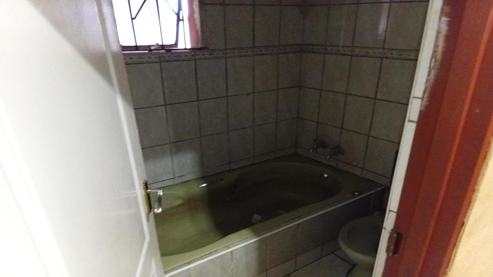 Bathroom 1 of property in Roodekop