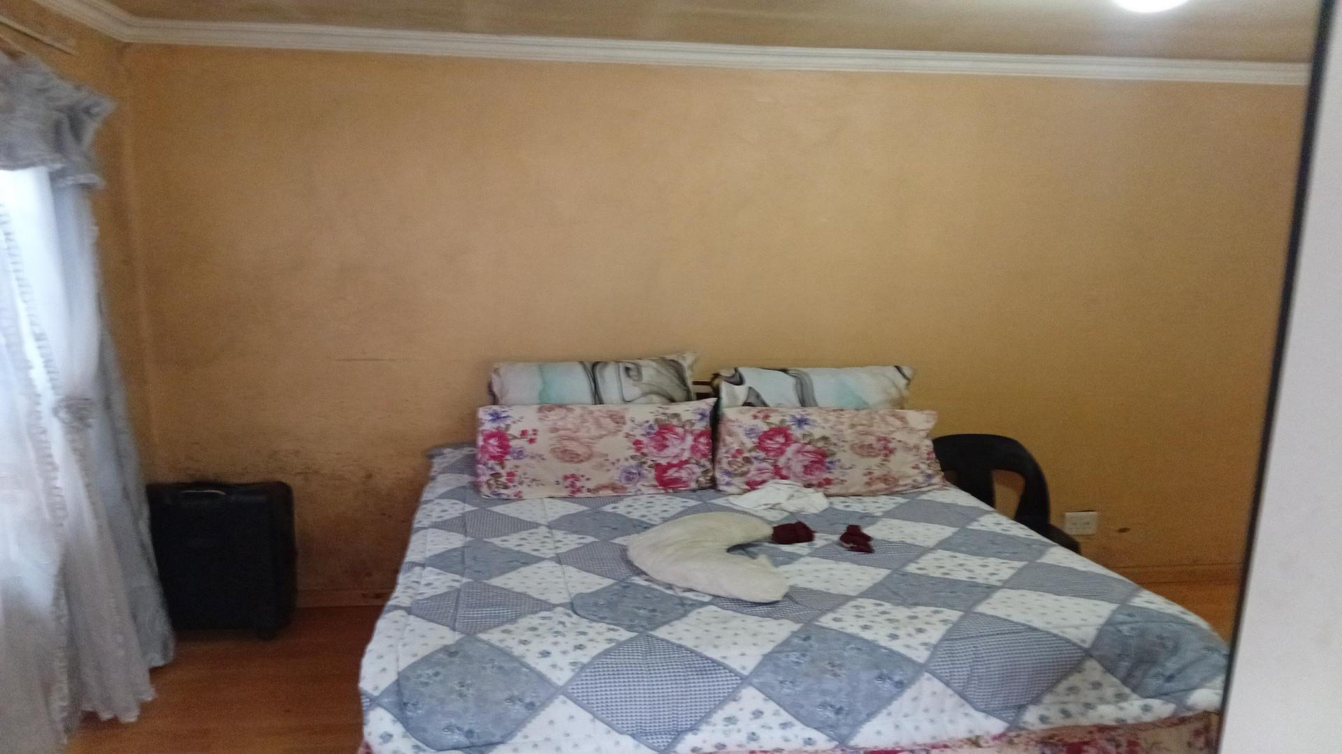Bed Room 1 of property in Roodekop