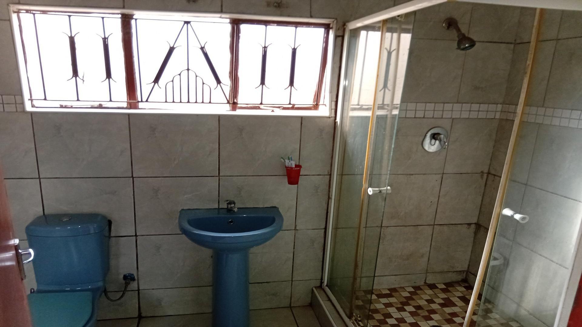 Bathroom 2 of property in Roodekop