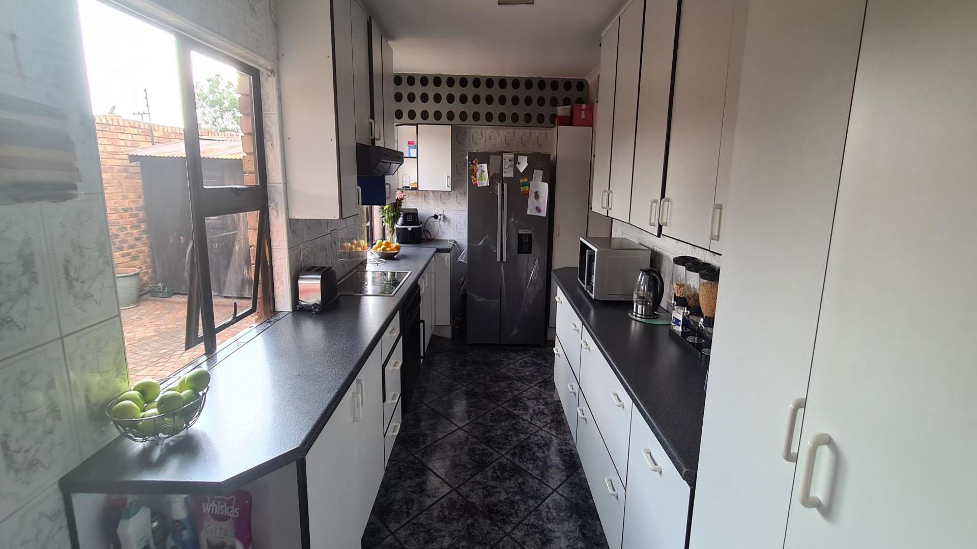 Kitchen of property in Bartlett AH