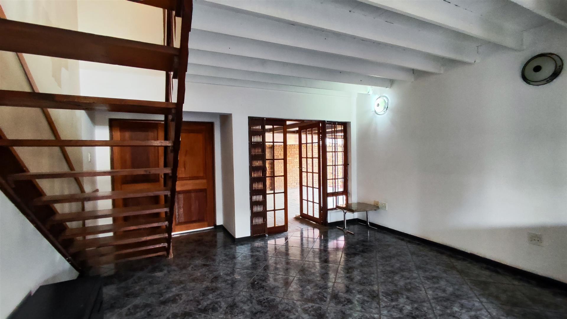 Lounges - 15 square meters of property in Bartlett AH