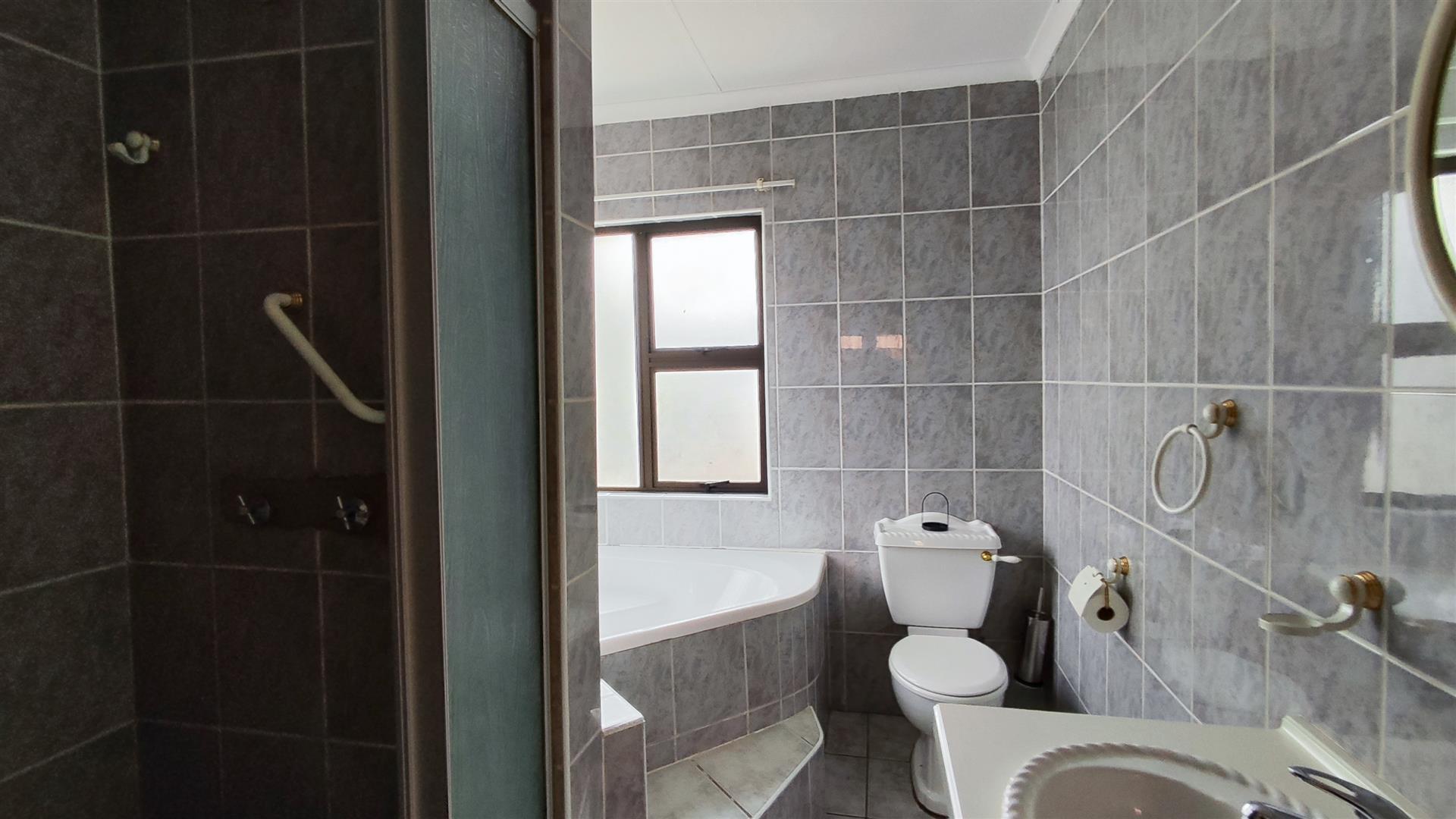 Bathroom 1 - 6 square meters of property in Bartlett AH