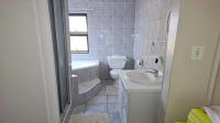 Main Bathroom of property in Bartlett AH