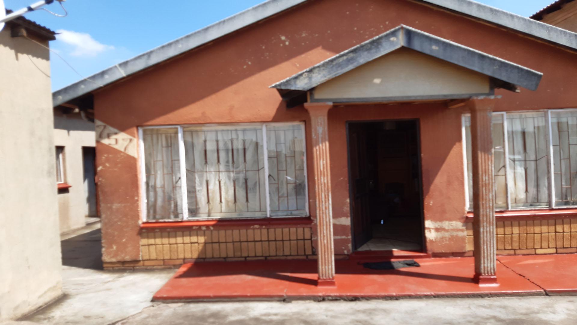 Front View of property in Makulong