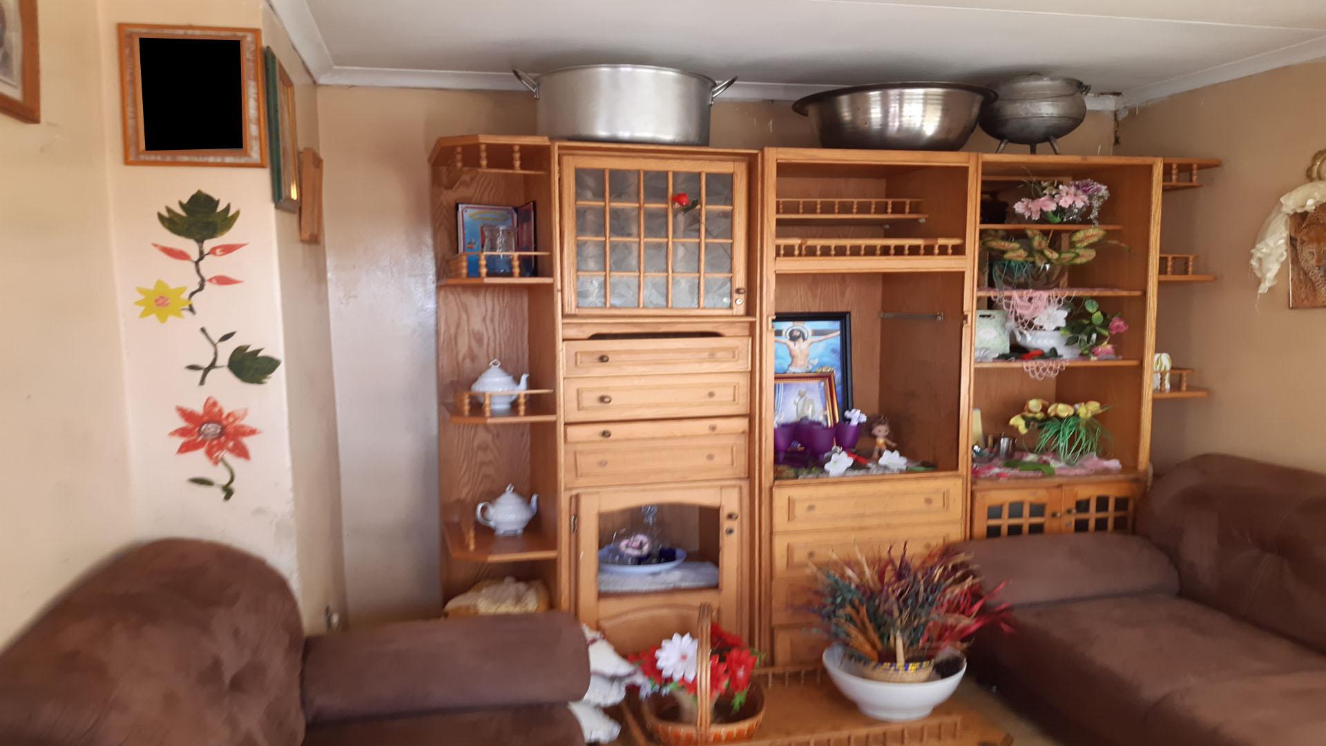 Lounges of property in Makulong