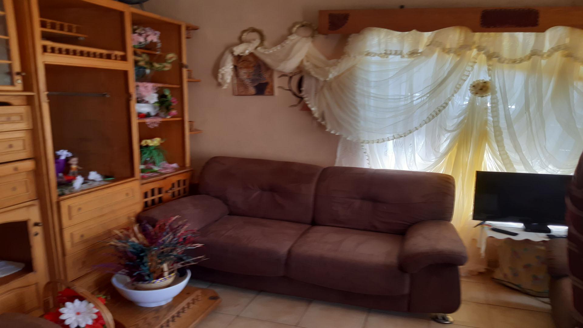 Lounges of property in Makulong
