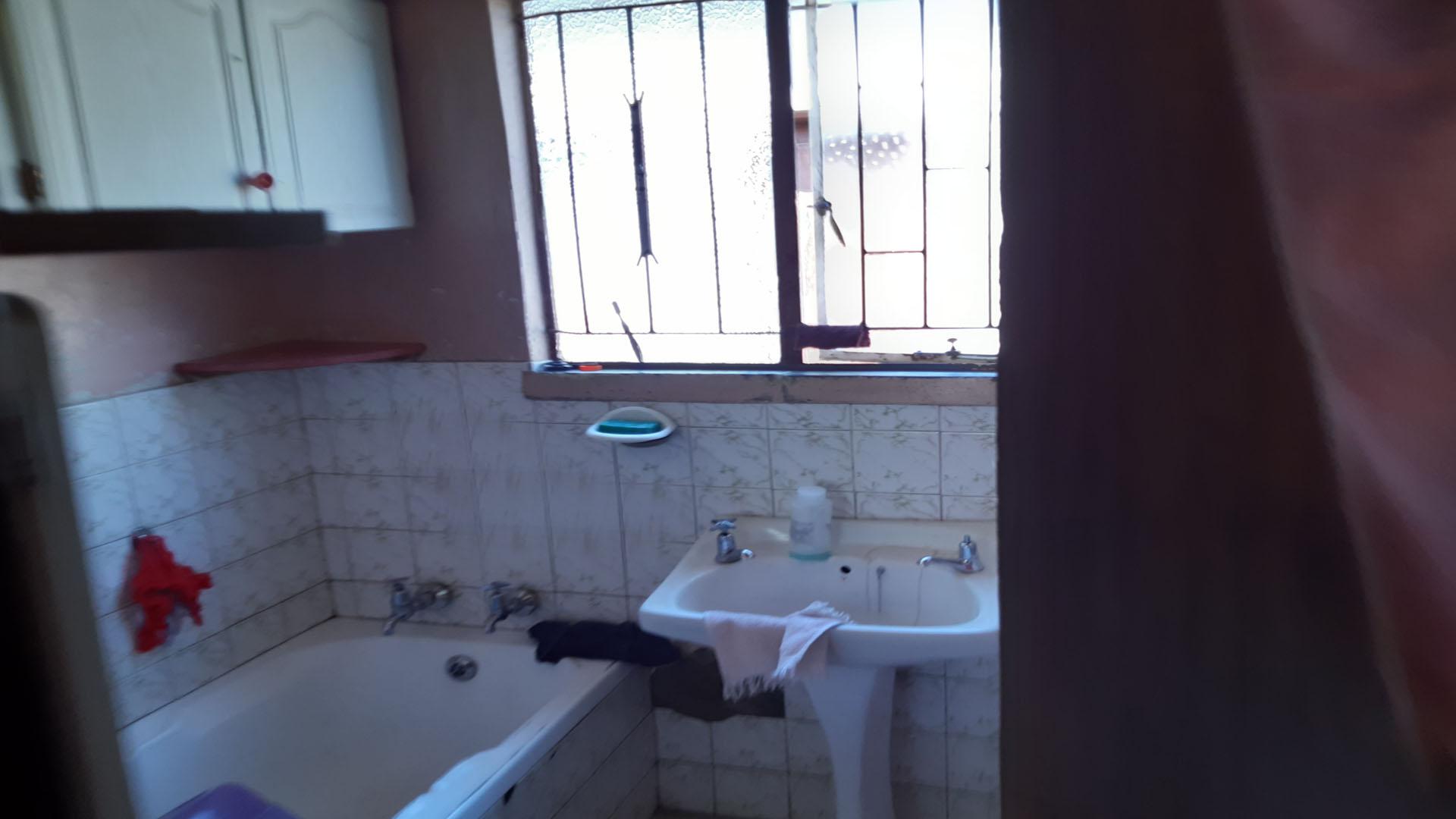 Bathroom 1 of property in Makulong