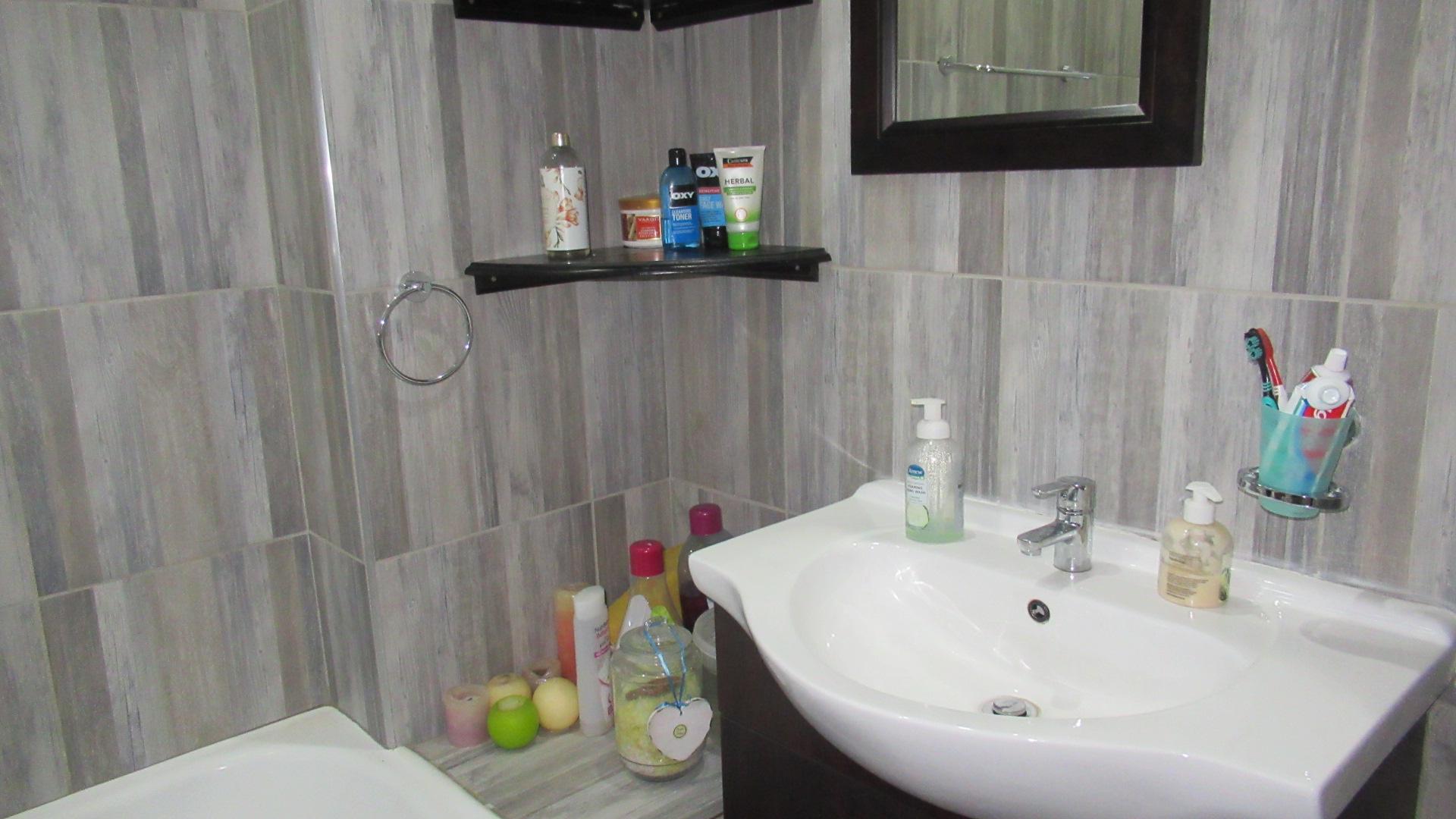 Bathroom 1 - 5 square meters of property in Primrose Hill