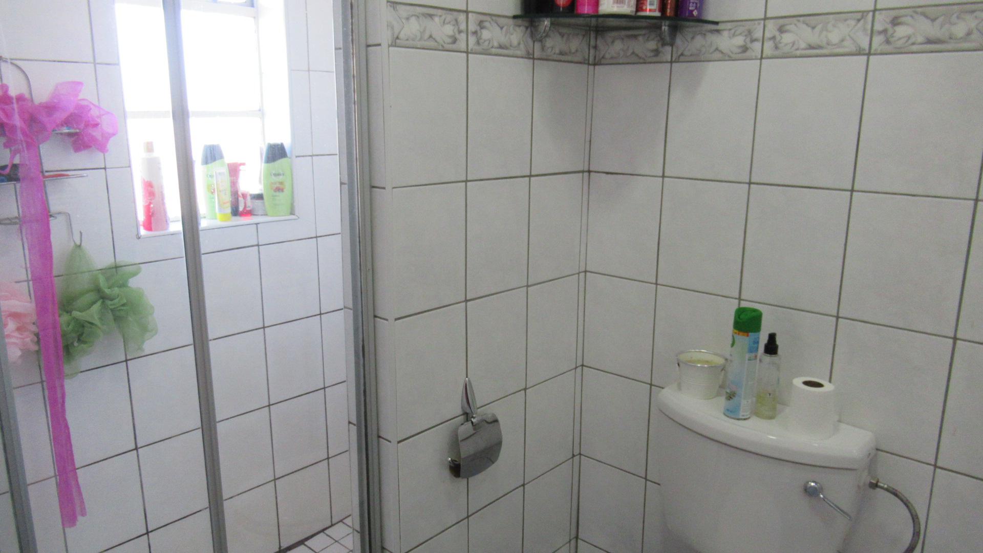 Main Bathroom - 5 square meters of property in Primrose Hill