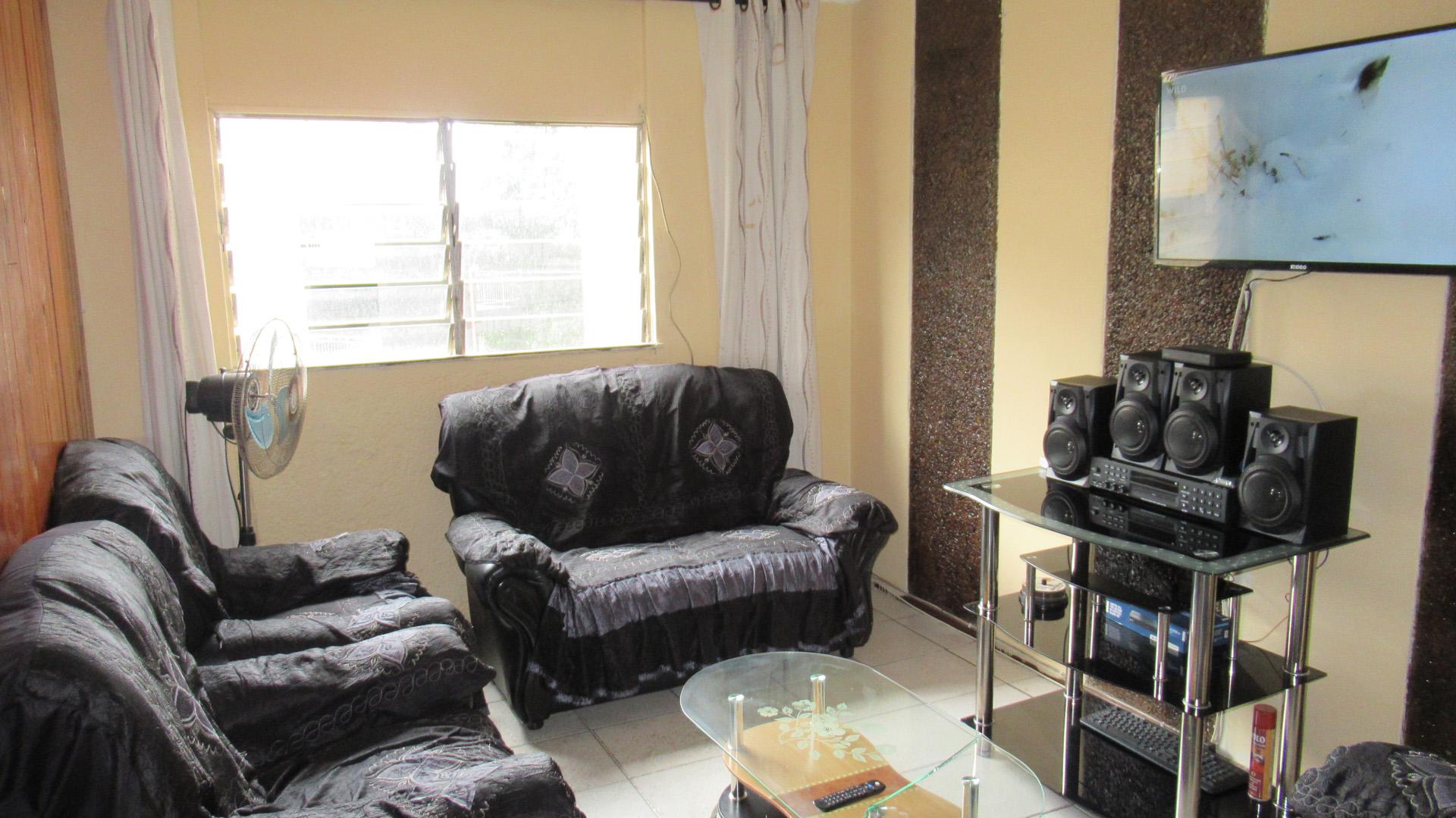 Lounges - 10 square meters of property in Sea View 