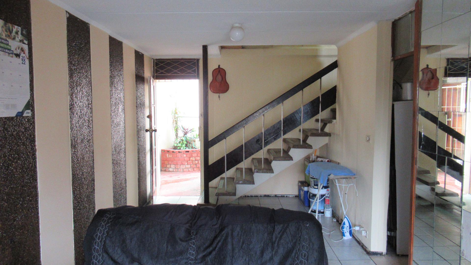 Lounges - 10 square meters of property in Sea View 