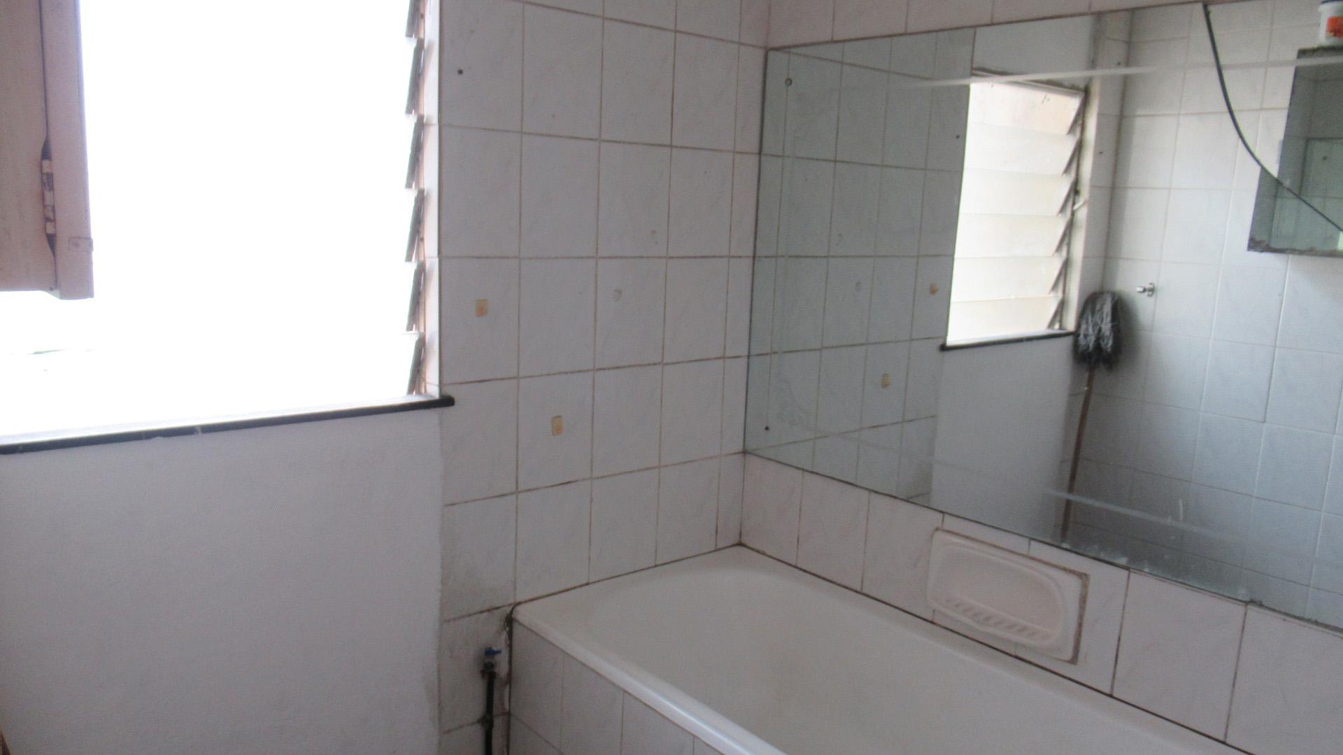 Bathroom 1 - 4 square meters of property in Sea View 