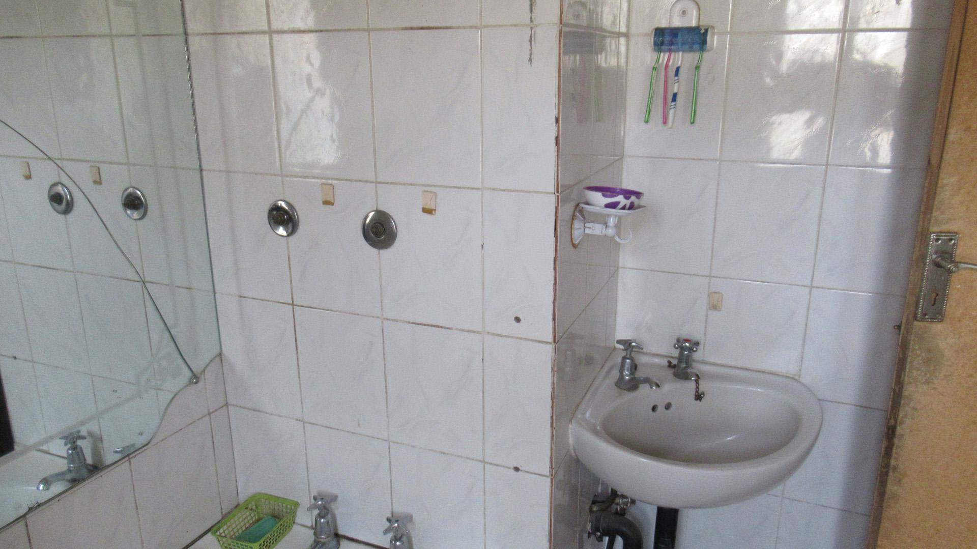 Bathroom 1 - 4 square meters of property in Sea View 