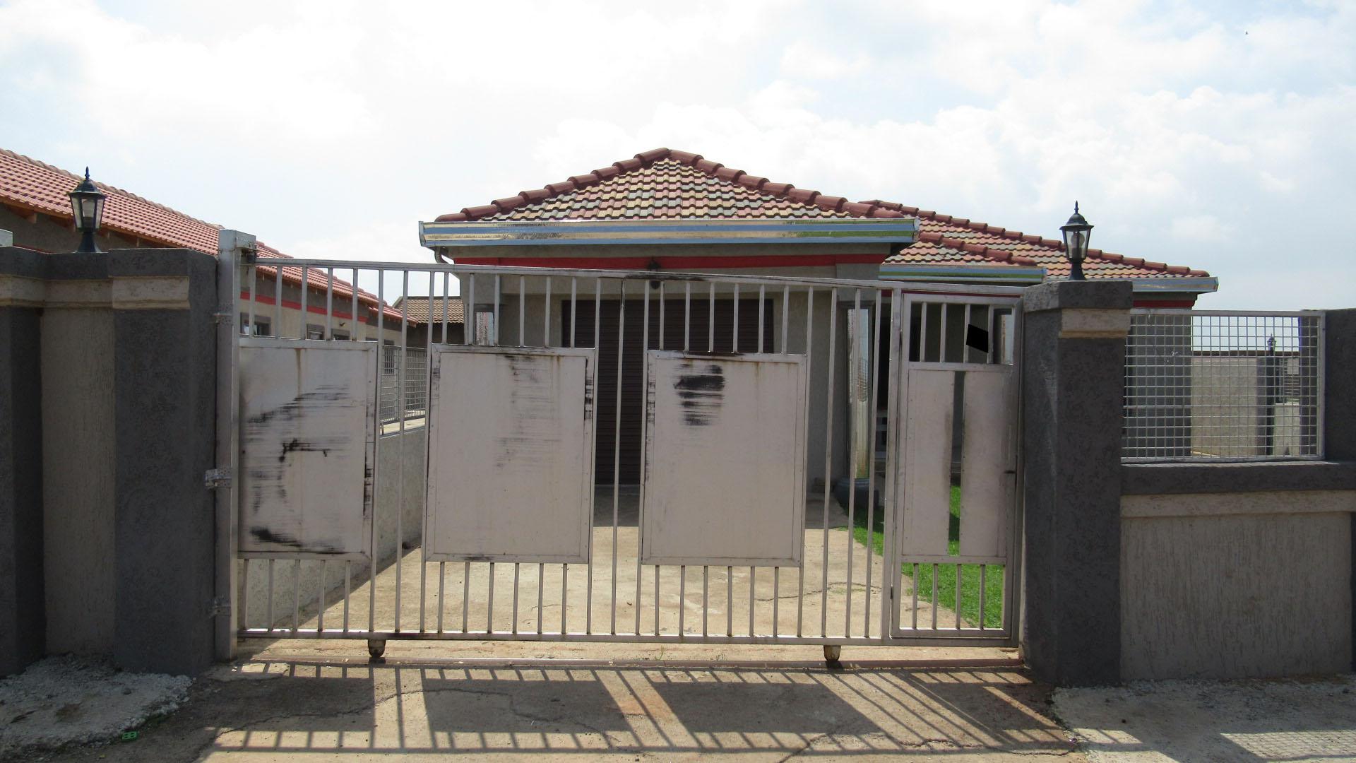 Front View of property in Vosloorus