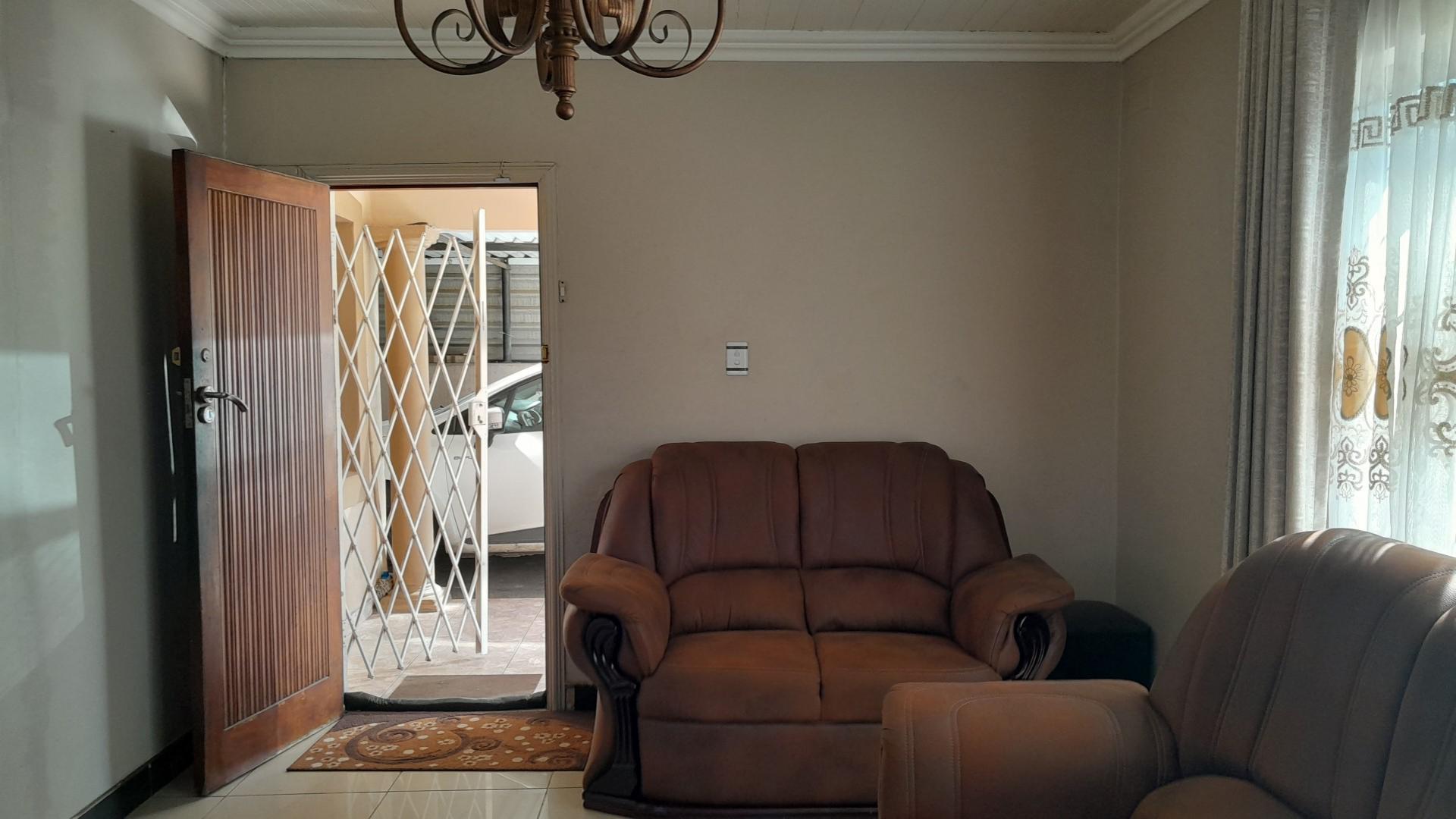 Lounges - 21 square meters of property in Shallcross 