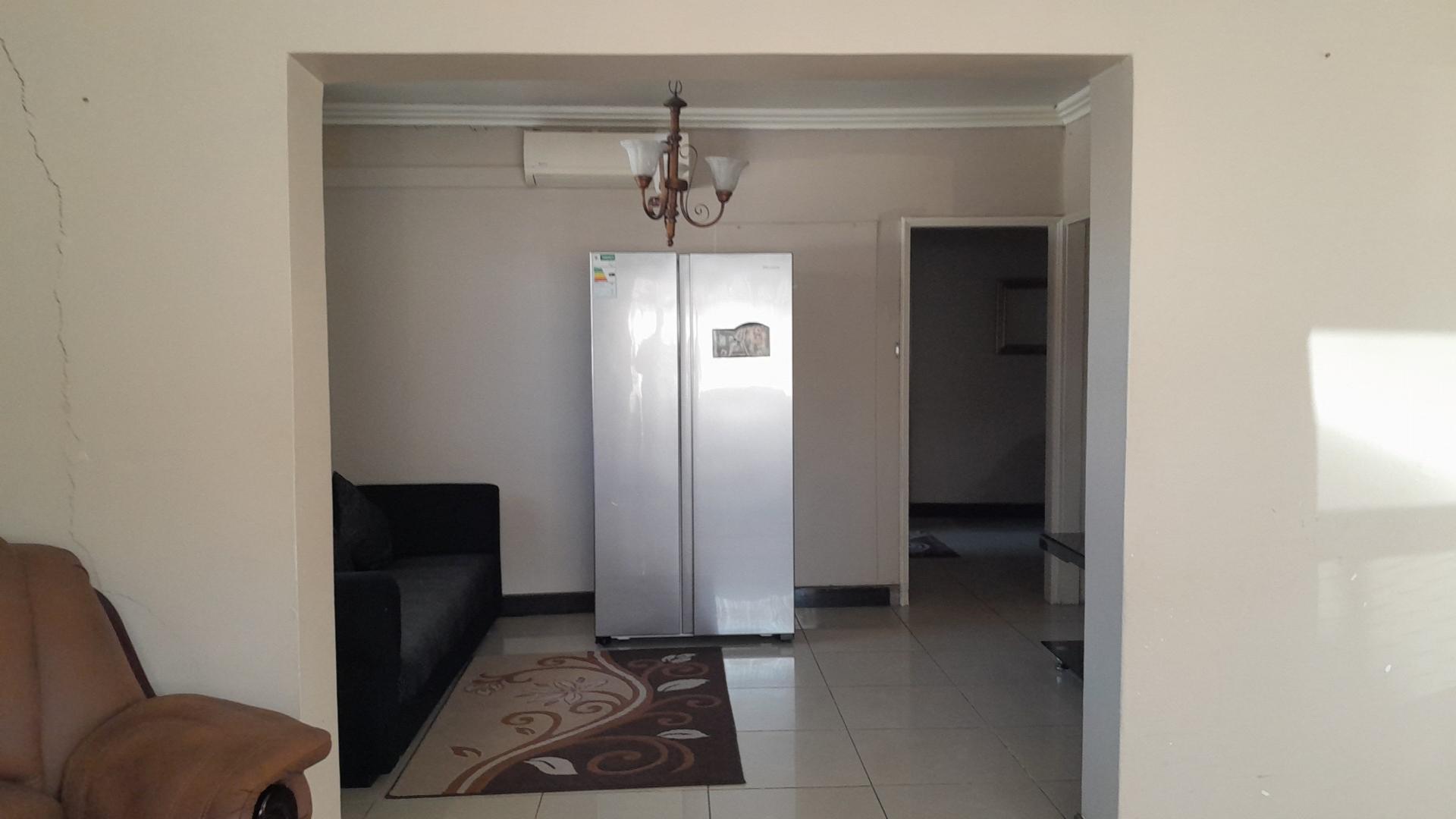 Lounges - 21 square meters of property in Shallcross 
