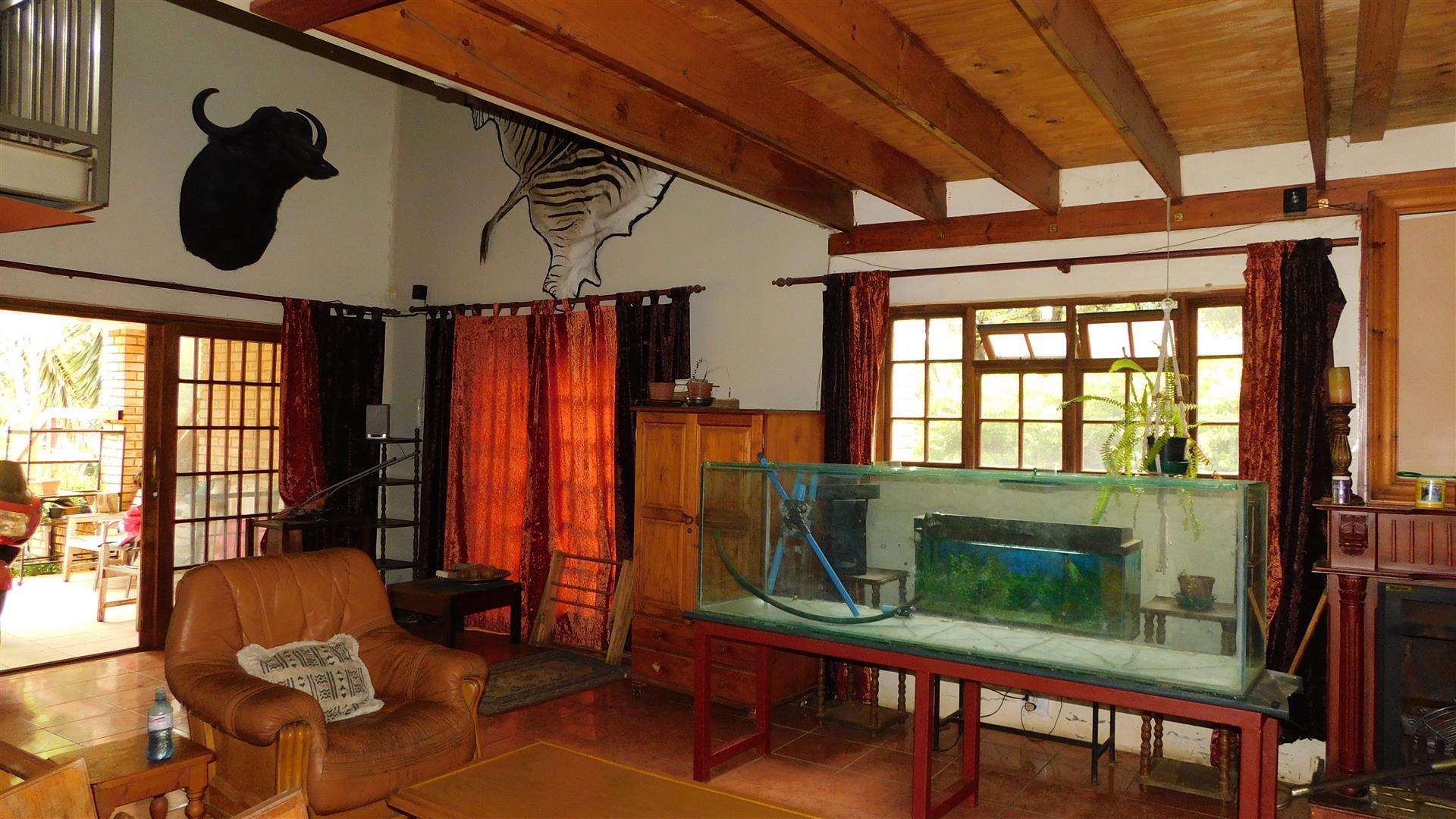 Lounges - 94 square meters of property in Montana Tuine