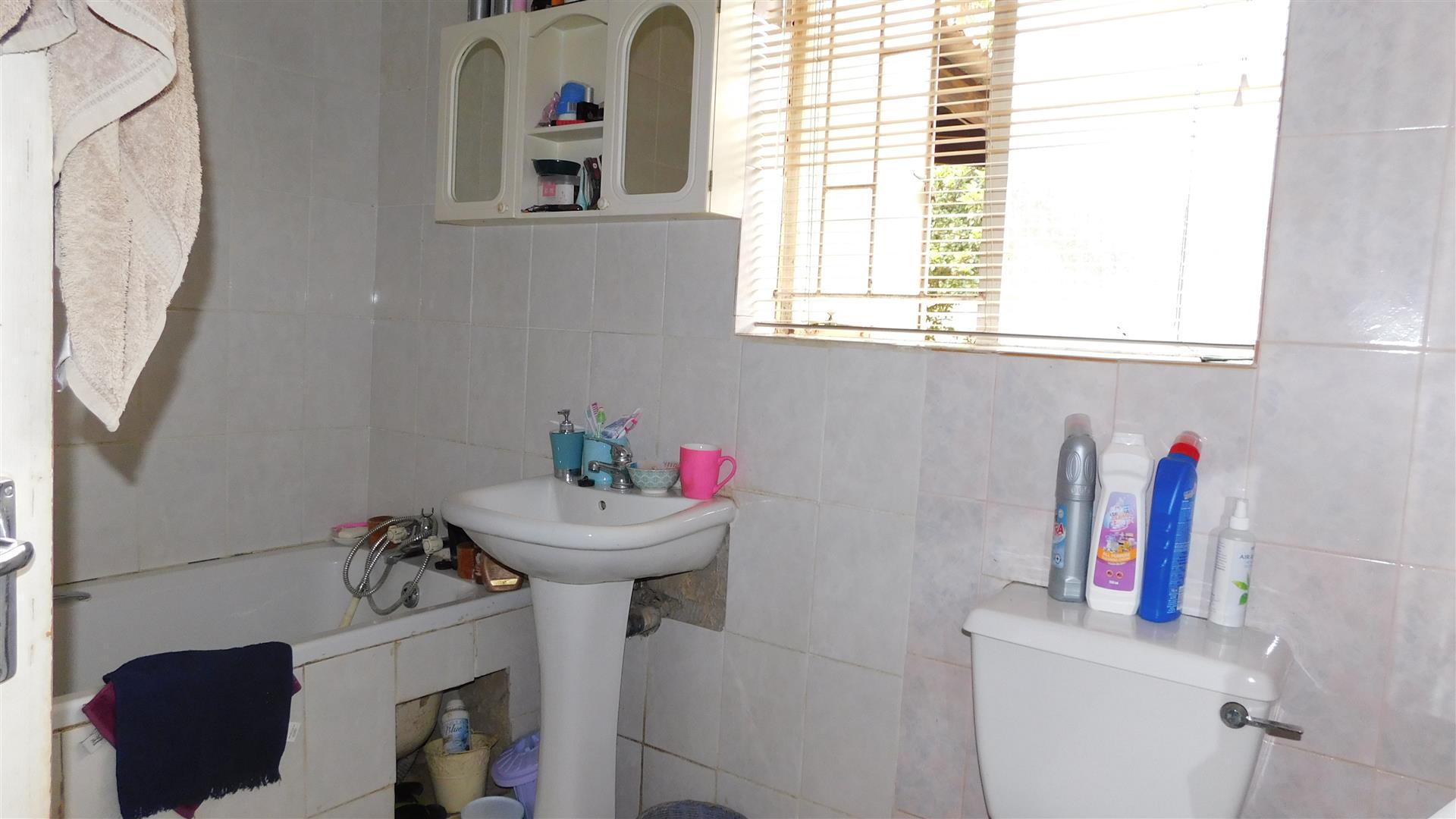 Bathroom 1 - 7 square meters of property in Montana Tuine
