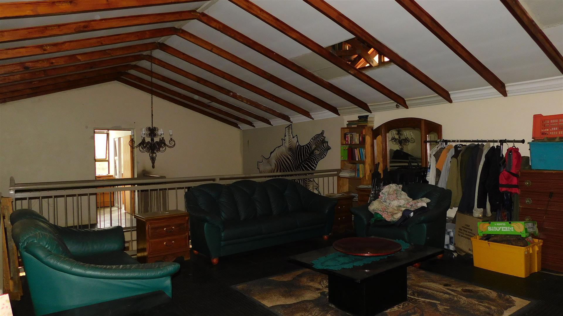 Lounges - 94 square meters of property in Montana Tuine