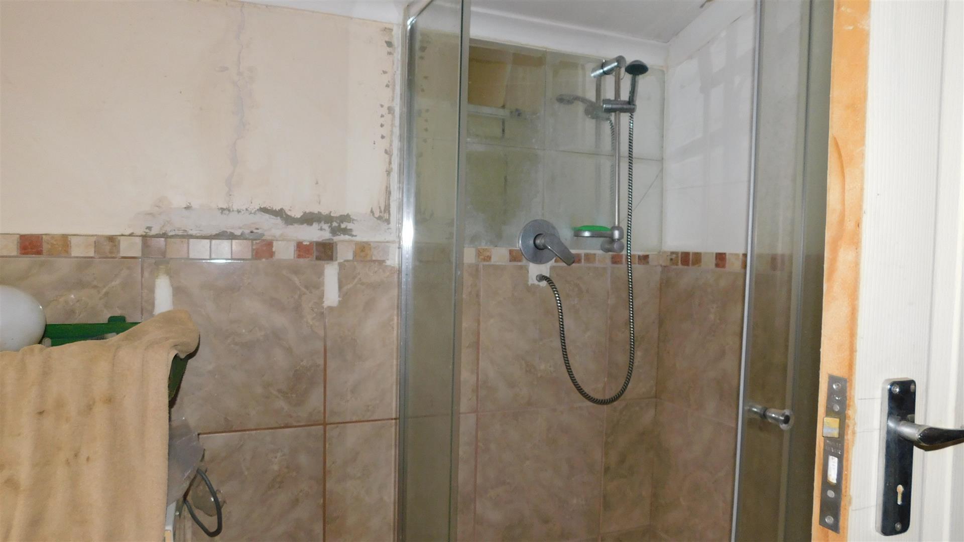 Bathroom 2 - 11 square meters of property in Montana Tuine