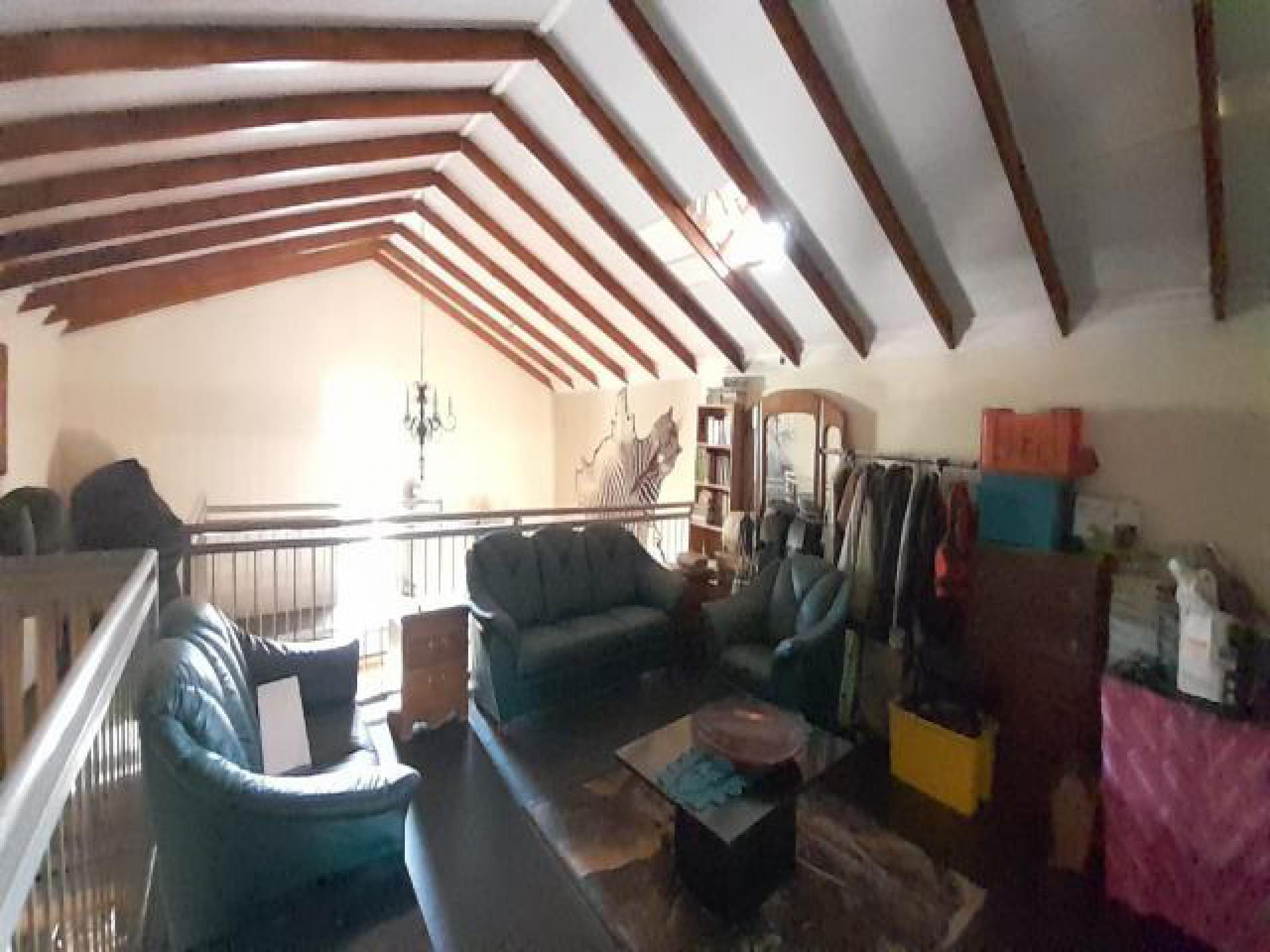 Lounges - 94 square meters of property in Montana Tuine