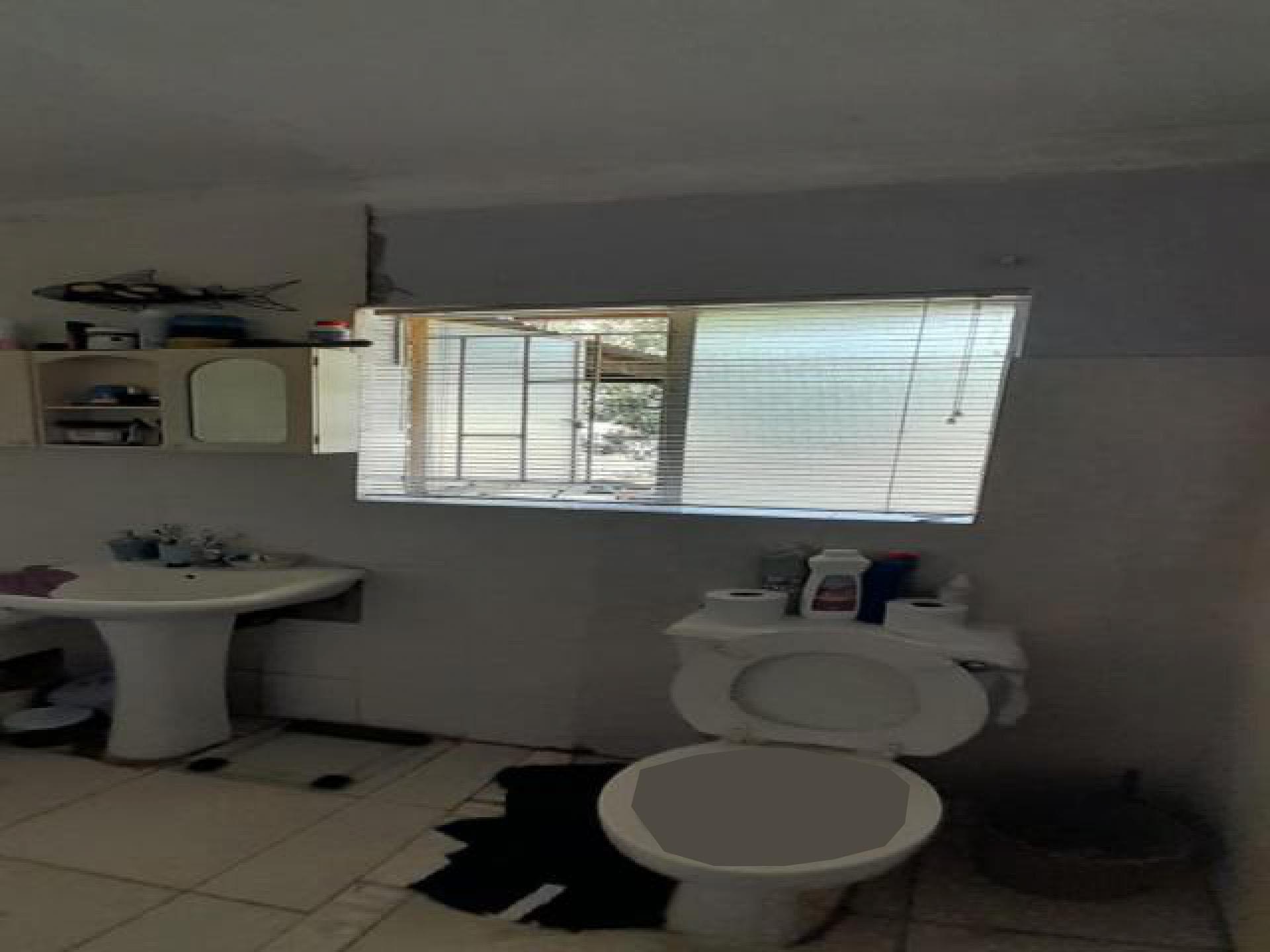 Bathroom 2 - 11 square meters of property in Montana Tuine