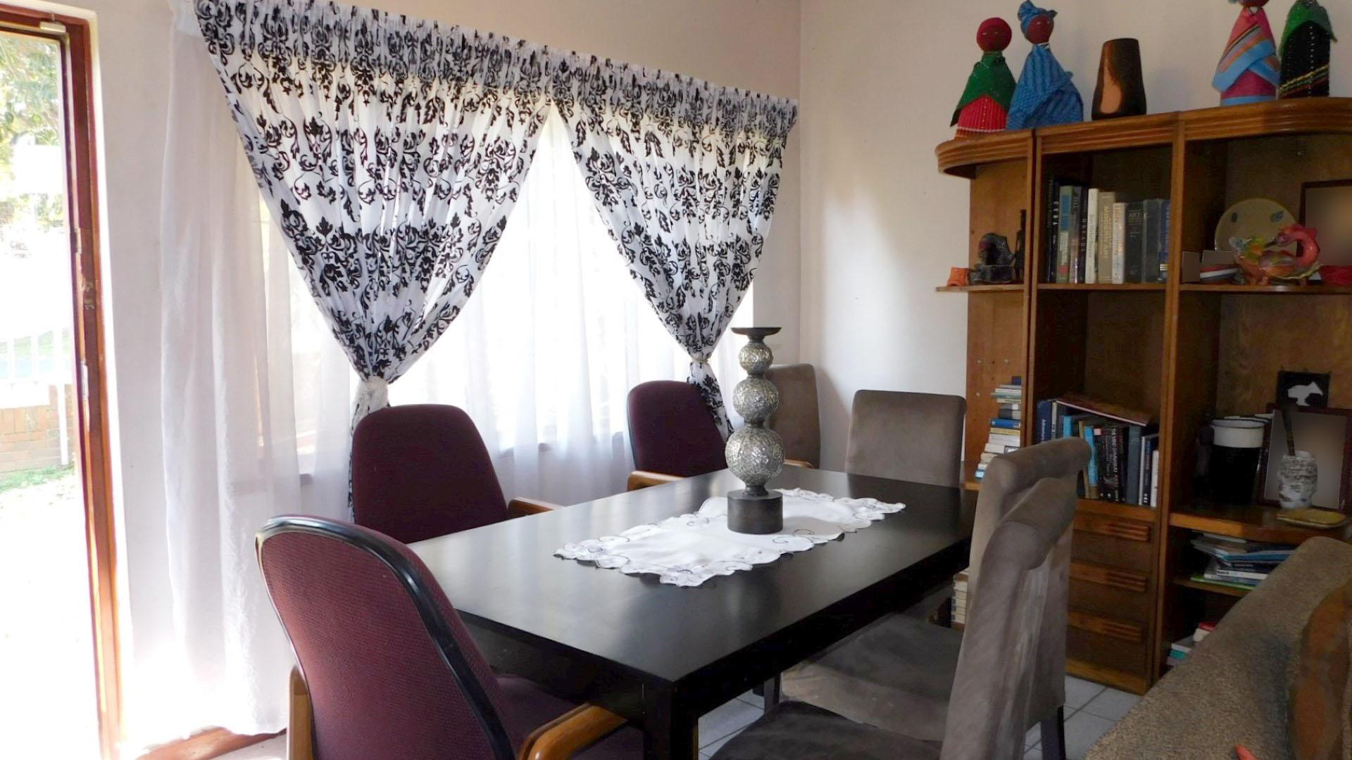 Dining Room - 10 square meters of property in Mount Vernon 