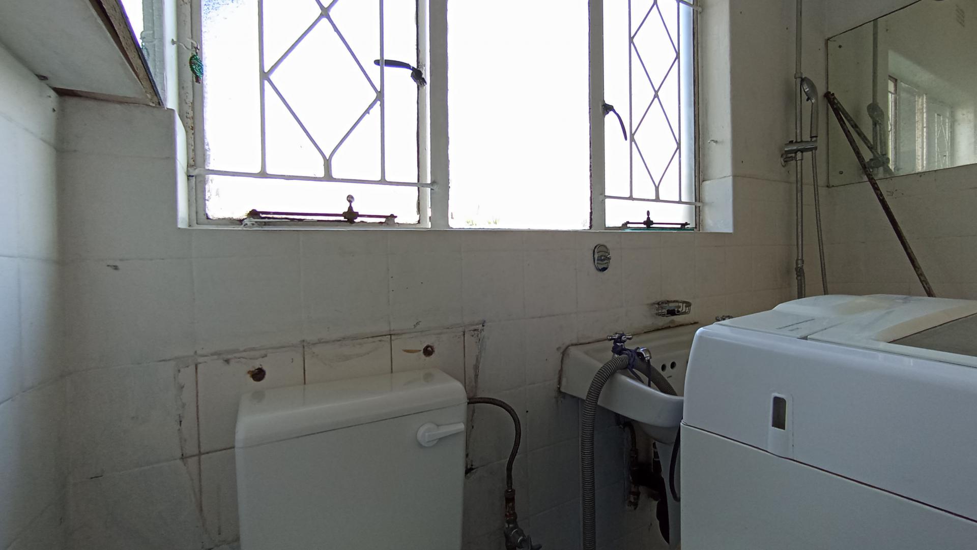 Main Bathroom - 5 square meters of property in Eastleigh