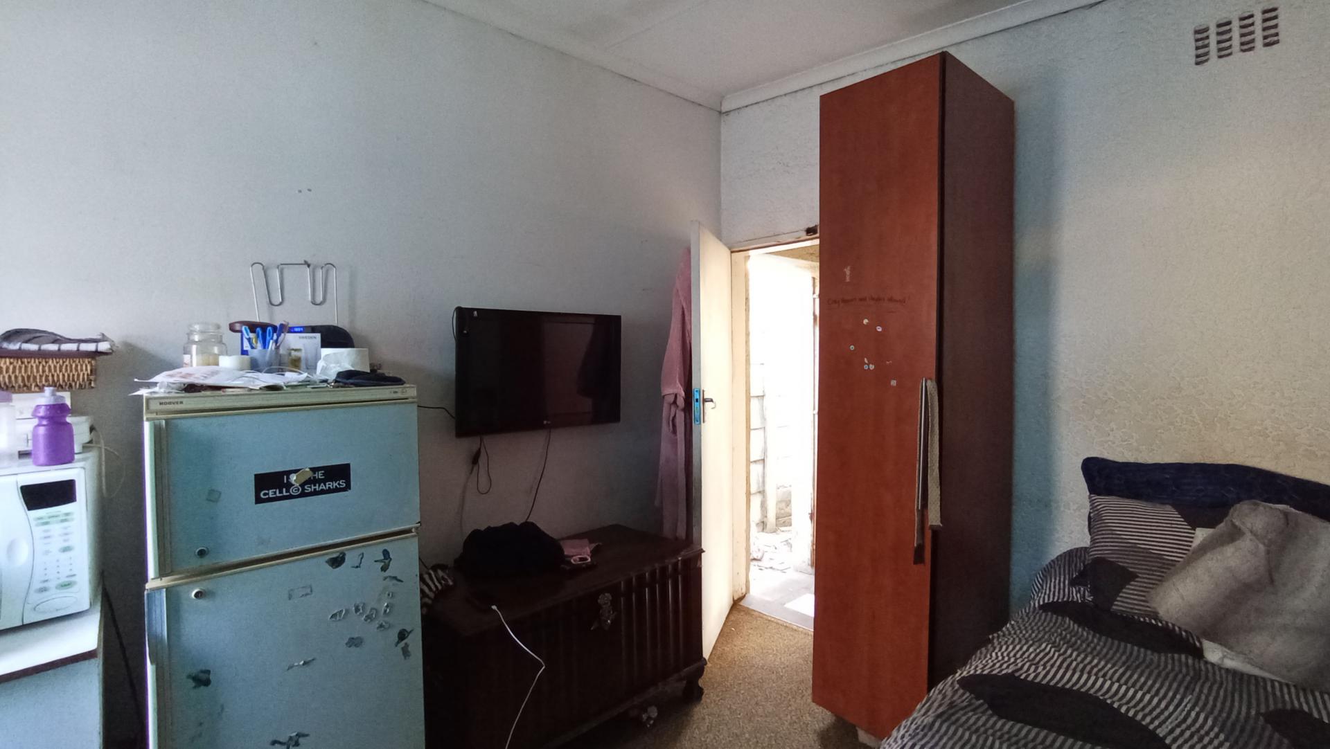 Bed Room 1 - 37 square meters of property in Eastleigh
