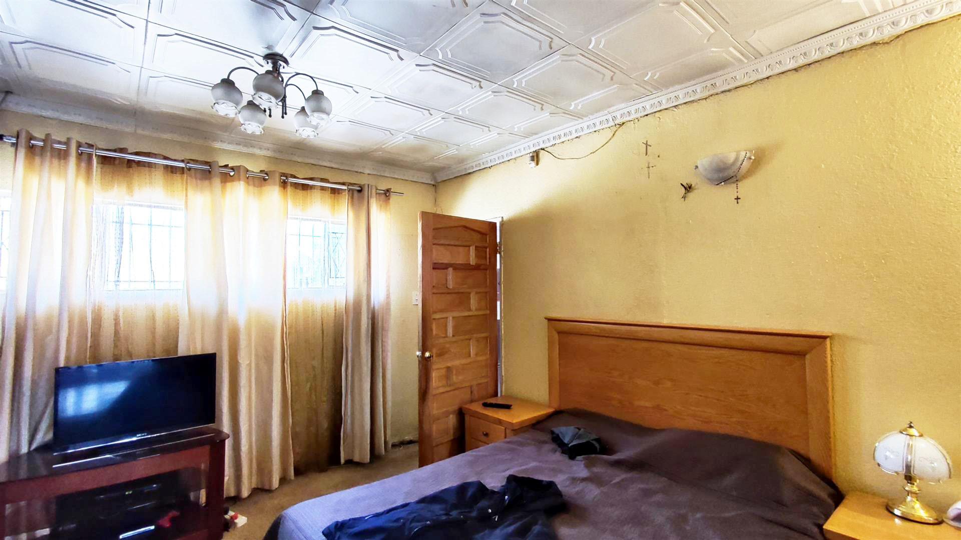 Bed Room 1 - 22 square meters of property in Albertsdal