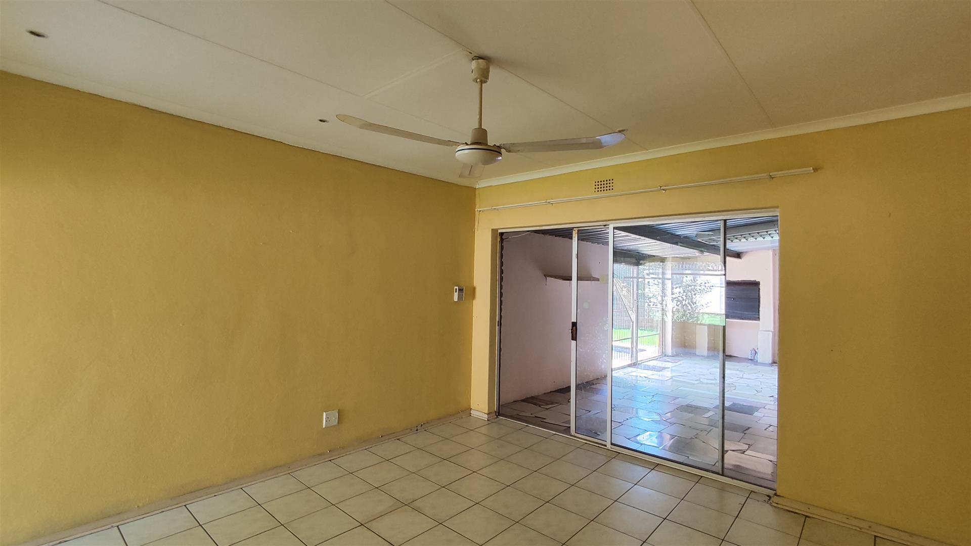 Lounges - 23 square meters of property in Norkem park