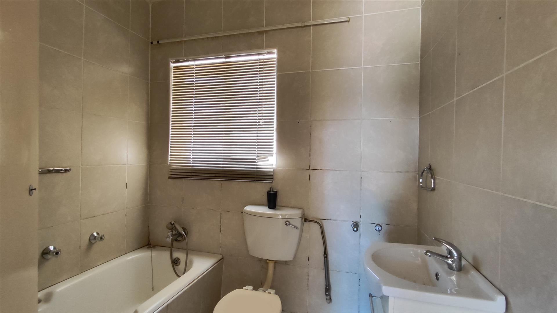 Main Bathroom - 5 square meters of property in Norkem park