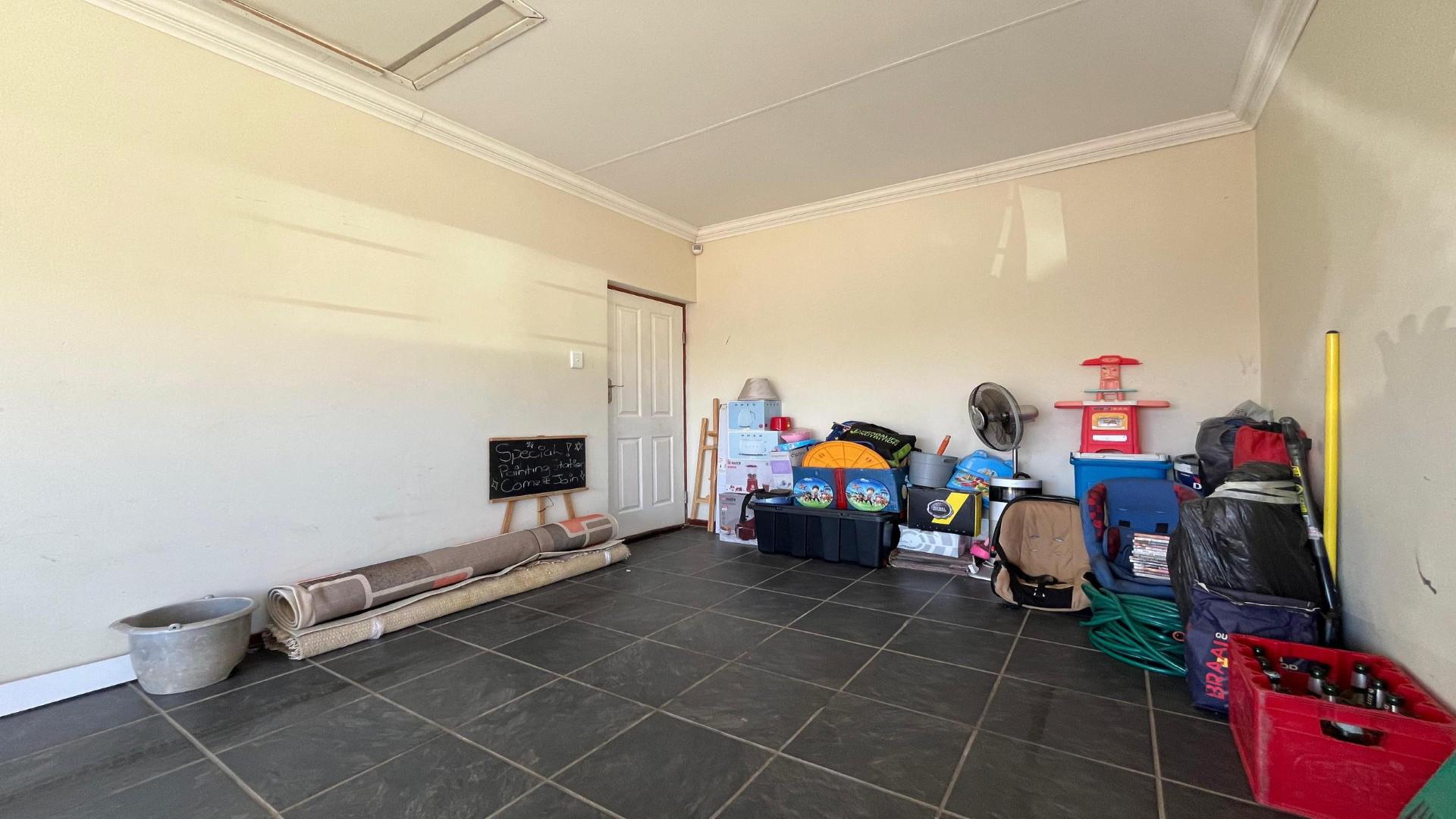 Garage of property in Flamwood