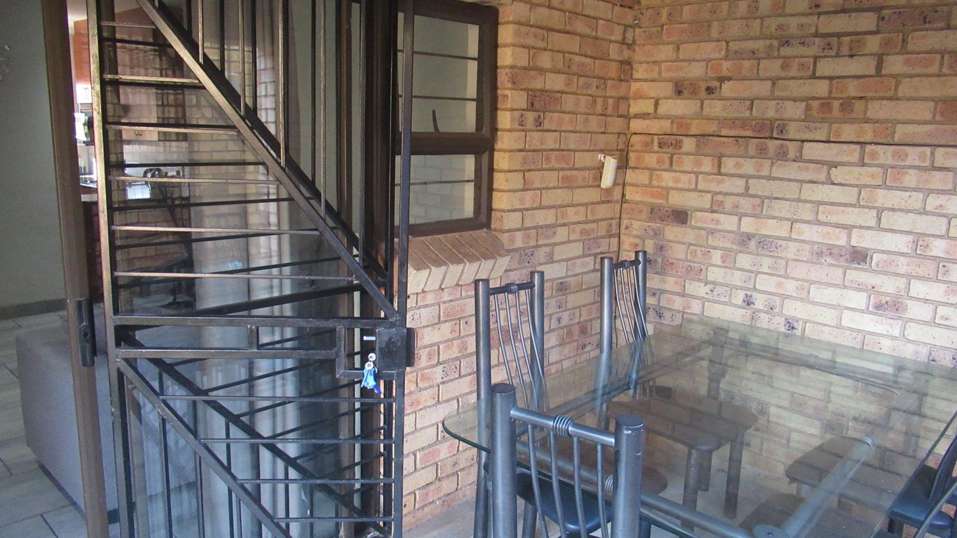 Patio - 9 square meters of property in Chancliff Ridge