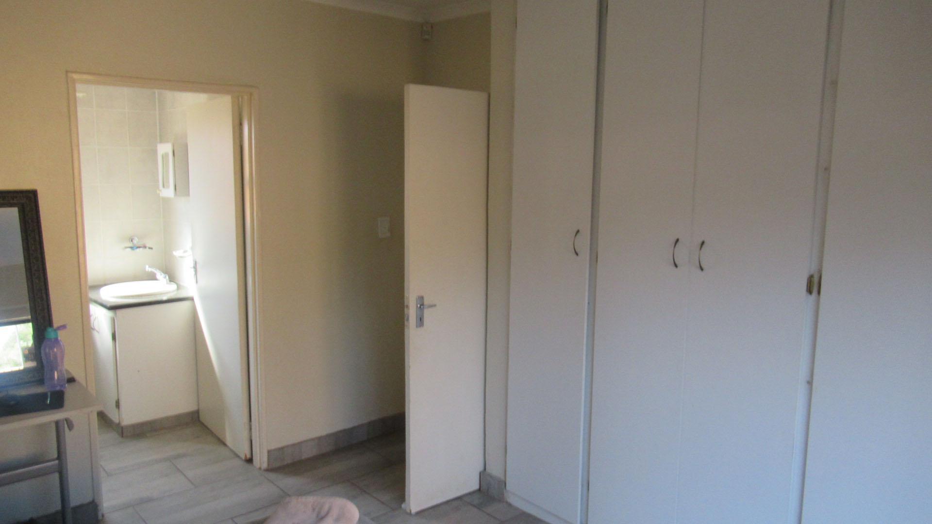 Main Bedroom - 17 square meters of property in Chancliff Ridge